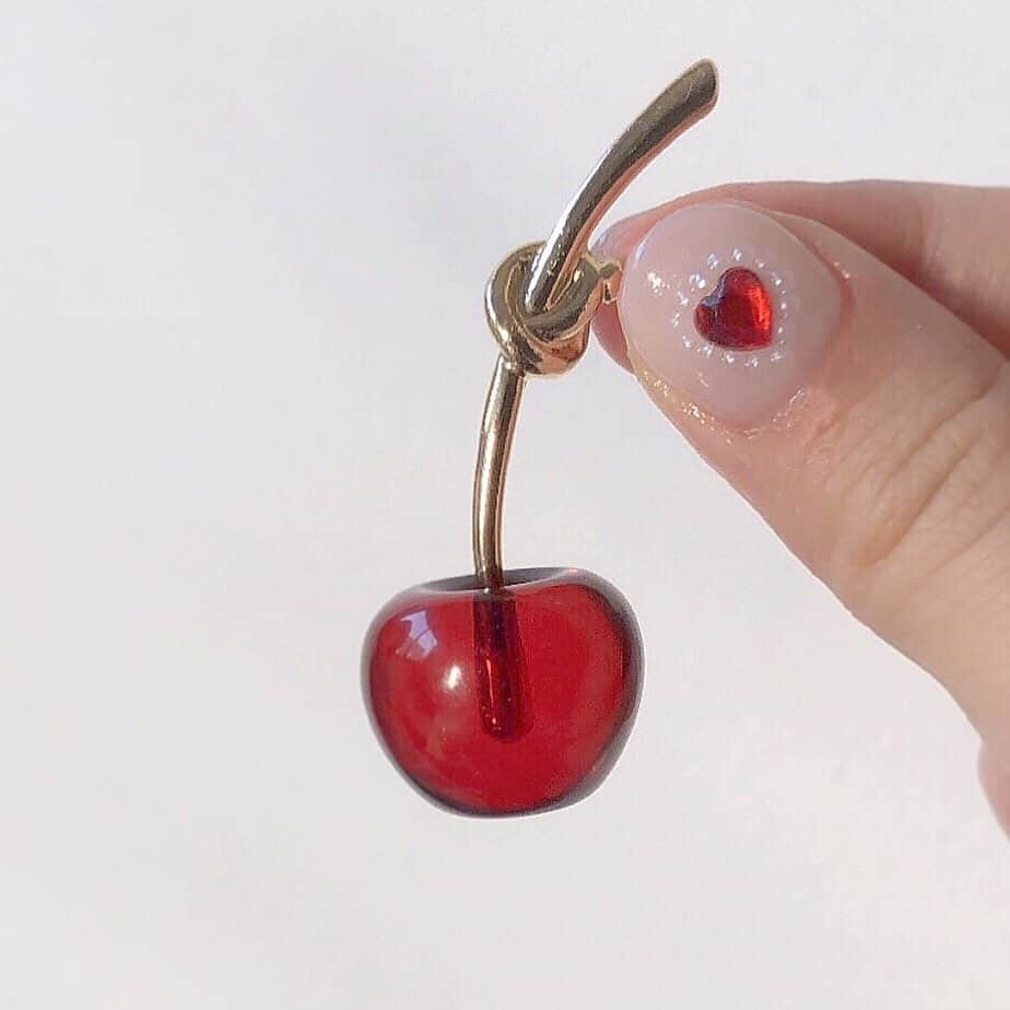 伊藤小春のインスタグラム：「・﻿ ずっと欲しかったピアスが届きました🍒﻿ ﻿ はーーーーーーーん可愛い（泣）﻿ ﻿ サイトのsold outの山を眺めながら「絶対集めてやる」と誓ったのでした﻿ ﻿ #liquem﻿ #さくらんぼ  #ピアス　﻿ ﻿ #おうちネイル」