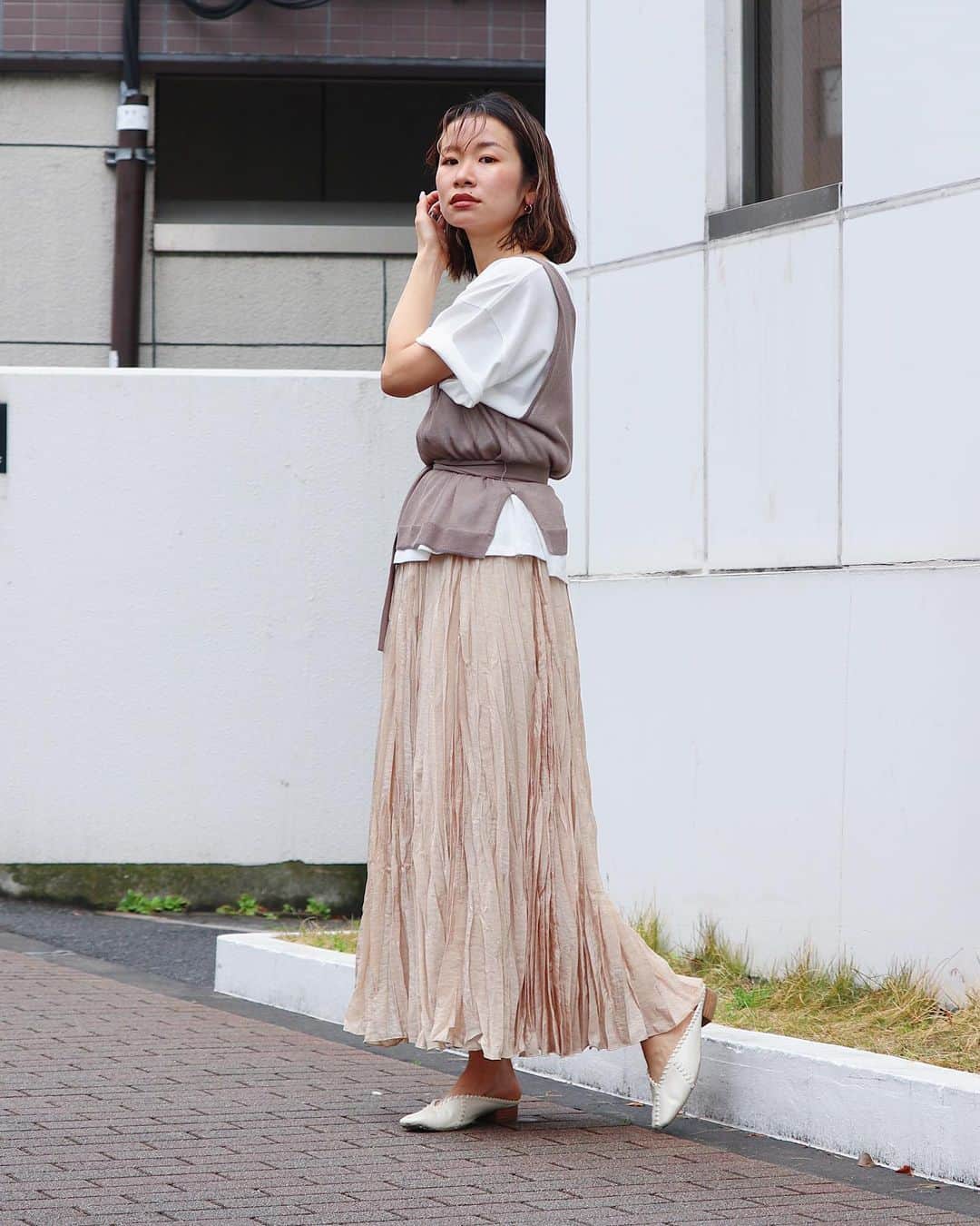 Ungrid staff snapさんのインスタグラム写真 - (Ungrid staff snapInstagram)「. ''ルミネエスト新宿店 AKI 166cm '' . 定番のプリーツスカートが今季も登場✨マットな光沢感がポイントのスカートは Tシャツ合わせでカジュアルミックスが おススメ👏🏻 ウエストはゴム仕様でラフに穿いて頂けます✔︎ . #ランダムシワプリーツマキシスカート ベージュ ¥11,000(tax in) . #レイヤードニットコンビTee モカ ¥6,600(tax in) . @ungrid_staffsnap #TOPページURLよりチェック✔︎ . アイテム詳細はタグをご覧下さい🏷 . #ungrid #ungrid_staffsnap #ungriddenim #casual #code #styling #staff  #カジュアル #スタッフ #コーデ #スタイリング #プリーツスカート #レイヤード」4月16日 18時21分 - ungrid_staffsnap