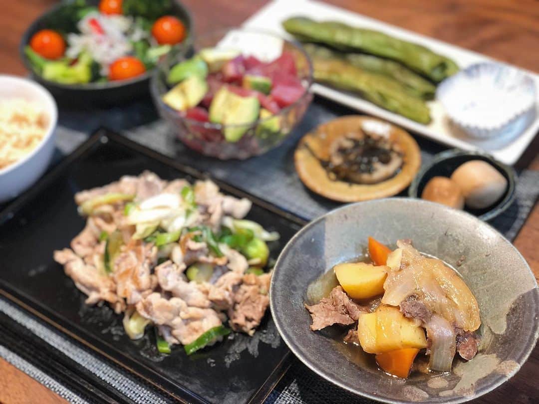 のインスタグラム：「肉じゃがつくりました〜👩🏻‍🍳 . (@liangrenzhongpinさんよりコメントいただきました📝) ◻️肉じゃが ◻️豚肉のネギ塩炒め ◻️空豆のグリル焼き ◻️しらすサラダ ◻️マグロアボカド ◻️里芋の煮物 ◻️蓮根の塩昆布和え  コメントとっても助かります🥺💕 きょうは豚肉の消費期限が先だったので豚肉のネギ塩にしました🙌🏻 あすは、教えていただいた鶏肉のみぞれ煮にします🍽✨ 料理リクエスト、コメント欄にぜひぜひ書いてください😌💕 . . . 🗒豚肉のネギ塩炒め ①ごま油(大1)を敷いたフライパンで豚肉(200g)を焼き、色が変わってきたら輪切りにした長ネギ(1本)を加えて炒める。 ②ボールに、酒(大1)・みりん、鶏がらスープの素、おろしニンニク(各 小1)を混ぜ合わせて置いていたものを、フライパンに回し入れる。 ③塩胡椒で味を整える ④お皿にもりつけて、あれば黒胡椒をパパパっ 完成🙌🏻」