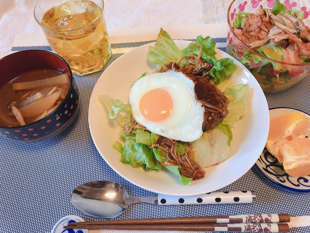 小林香菜さんのインスタグラム写真 - (小林香菜Instagram)「. いつだかのご飯🍚 ロコモコ🍳 しめじとベーコンのサラダ🥗 お味噌汁、オレンジ🍊 ロコモコのハンバーグは以前にロールキャベツ作った時にタネが余ったからそれをハンバーグの形にしておいて冷凍保存しといたから楽チン🍳✨ そして全ての物にしめじが入ってる🍄笑 しめじの有効活用🍄 . #お家ご飯　#ご飯記録　#🍚　#ロコモコ　#ロコモコ丼　#お味噌汁　#しめじとベーコンのサラダ　#🥗　#オレンジ　#🍊　#自炊　#🏠🍚」4月16日 18時32分 - kanaful