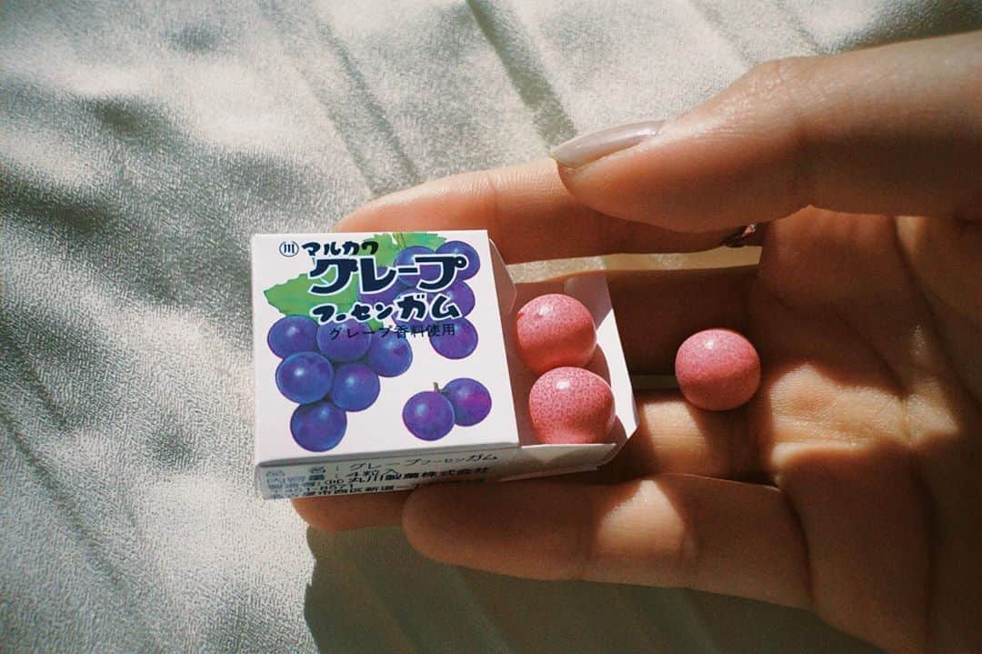 足立佳奈のインスタグラム：「いろんな駄菓子食べるのが密かな楽しみ。これも好きやけど、ミニドーナツとか、わさびのりとかも好き。笑 #みんなは何好きー？」