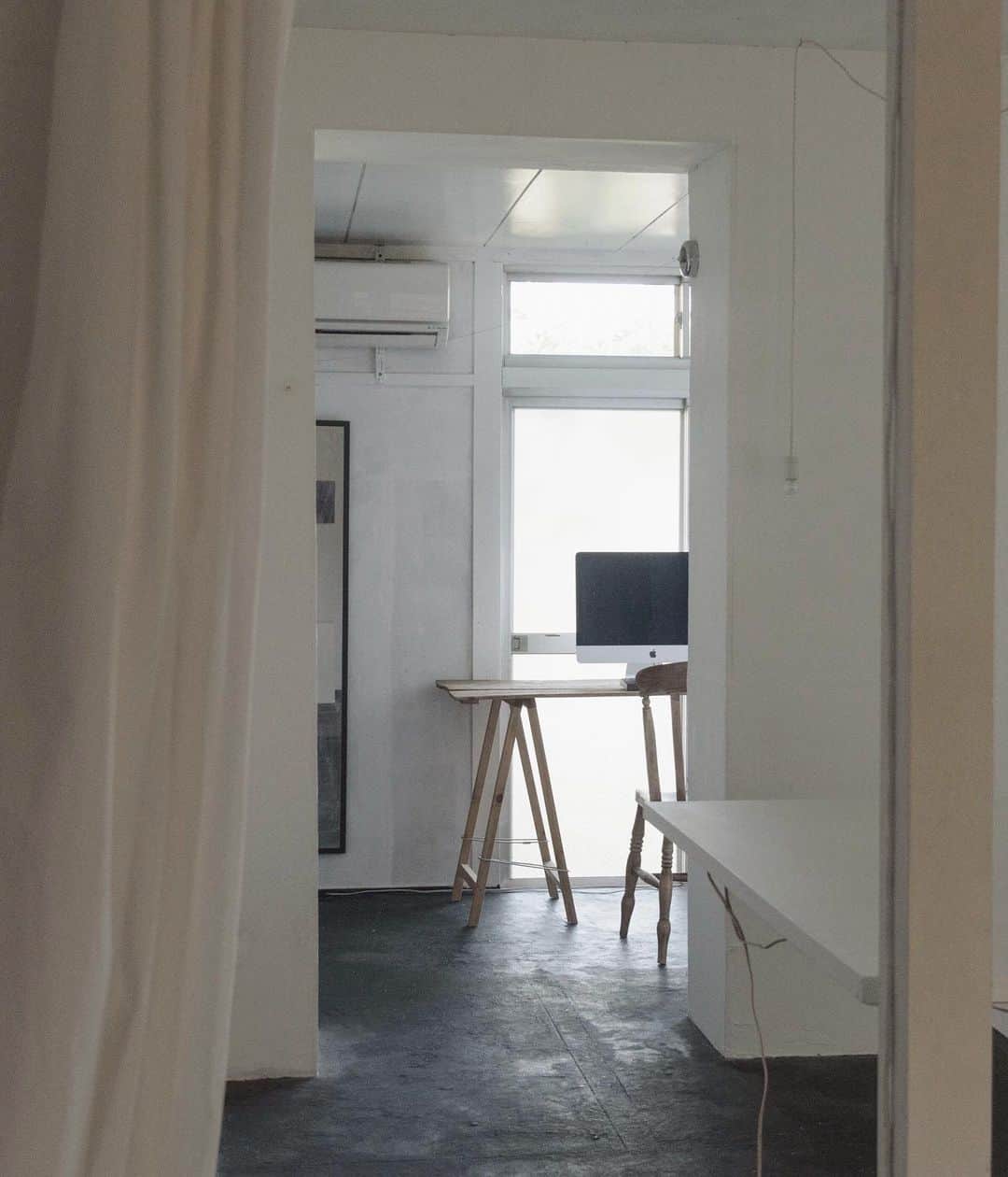 惟本康明 / yasuaki yoshimotoのインスタグラム：「あかるい部屋 #interior #インテリア #たのしいインテリア #desk」