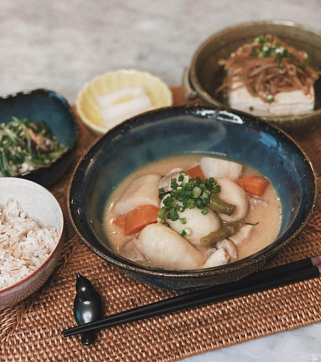 小原優花さんのインスタグラム写真 - (小原優花Instagram)「今日は和定食🍚☺️ ＊里芋と鶏もも肉の白味噌煮 ＊タコと水菜のポン酢あえ ＊麺つゆもやし温豆腐 ＊漬物(ゆず大根) ＊麦ご飯 ・ ・ メインの里芋と鶏むね肉の白味噌煮とっても美味しい🥺❤️ ▼2人前作り方 ☆里芋(8個くらい)は皮を剥いて、にんじん(1本)は皮を剥いて一口大の乱切り。 いんげん(4本)はヘタと筋を取り除いて3cm幅に切り、鶏もも肉(200g)は皮、脂、筋を取り除いて一口大に切ります。 ・ ☆フライパンを中火で熱してごま油(大さじ1)を入れて里芋と鶏もも肉を焼き色がつくまで炒めます ・ ☆にんじん、いんげんと白だし(大さじ2)と水(500ml)を入れて煮ます。 ・ ☆里芋に火が通ったら白味噌(大さじ3)、みりん(大さじ2)、酒(大さじ2)、醤油(少々)を入れてとろみがでるまで煮込めば完成です！盛り付けたら小ネギをトッピング(^^) ・ 私はスーパーで皮がむいてある里芋を買ったよ♥️ ほっとする味😋🍵 ・ #お家時間 #ゆんごはん」4月16日 18時37分 - yunkoro519