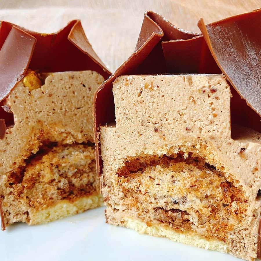 里井真由美さんのインスタグラム写真 - (里井真由美Instagram)「🏠🍫#chocolate#cake #hazelnut  チョコレートとヘーゼルナッツのケーキ♡ 🇫🇷#noisette ・ ・  折りたたみ 包む様な独特のフォルム♡ ・ ・ →2枚め断面) 中は更にナッツナッツナッツ ヘーゼルナッツ〜きゃー♡ ・ ・ 空気感がありサクサクほろっと。周りのチョコレートが口の中でとろけて、その空気感を埋めつくしてくれる〜 ・ ・ 紅茶、コーヒー、お茶、ハーブティーなど 飲み物は選ばずどれにも合わせやすく、例えばウィスキーやバーボンなど〜 夜の癒しにはお酒にも合うかも♡ ・ ・ スイーツで おうち時間をおいしく楽しく♡アルノーラエールさんの新作 @arnaudlarherjapon ・ #アルノーラエール#チョコレート #モンブランの世界#栗#栗スイーツ#モンブラン#里井真由美#衣替えモンブラン#japan#Gâteauauxmarrons#零食#さといいね#스위트#montblanc#ホテルスイーツ#デパ地下スイーツ#ありが糖運動#まゆログ#甜食#fromgram#Chestnutcake#밤케이크#フードジャーナリスト里井真由美#断面モンブラン#蛋糕#断面フェチ」4月16日 18時49分 - mayumi.satoi