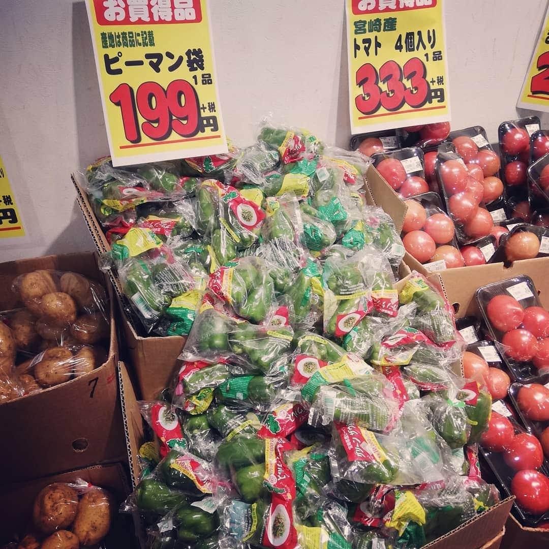 松本隆博のインスタグラム：「。 あらやだ、お野菜が 高いわ～(o_o)。 青椒肉絲やめて、もやし で焼そばに変更する わぁ～(o_o)。 …最近どんどん主婦に なる～(*^^*)(^-^)」