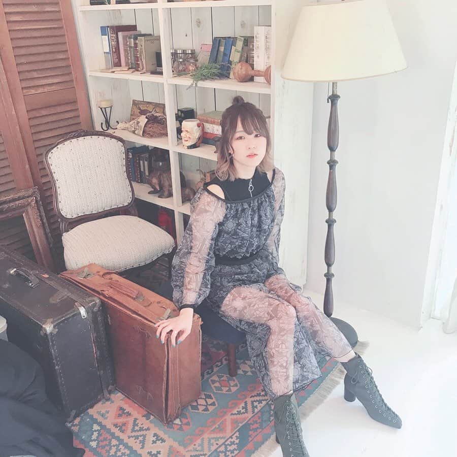 三田麻央のインスタグラム：「田村淳の超アニメセミナーで着たお衣装、おったまげきゃわ…なんとこれ折り鶴の柄なのですね…… #RESYURYU」