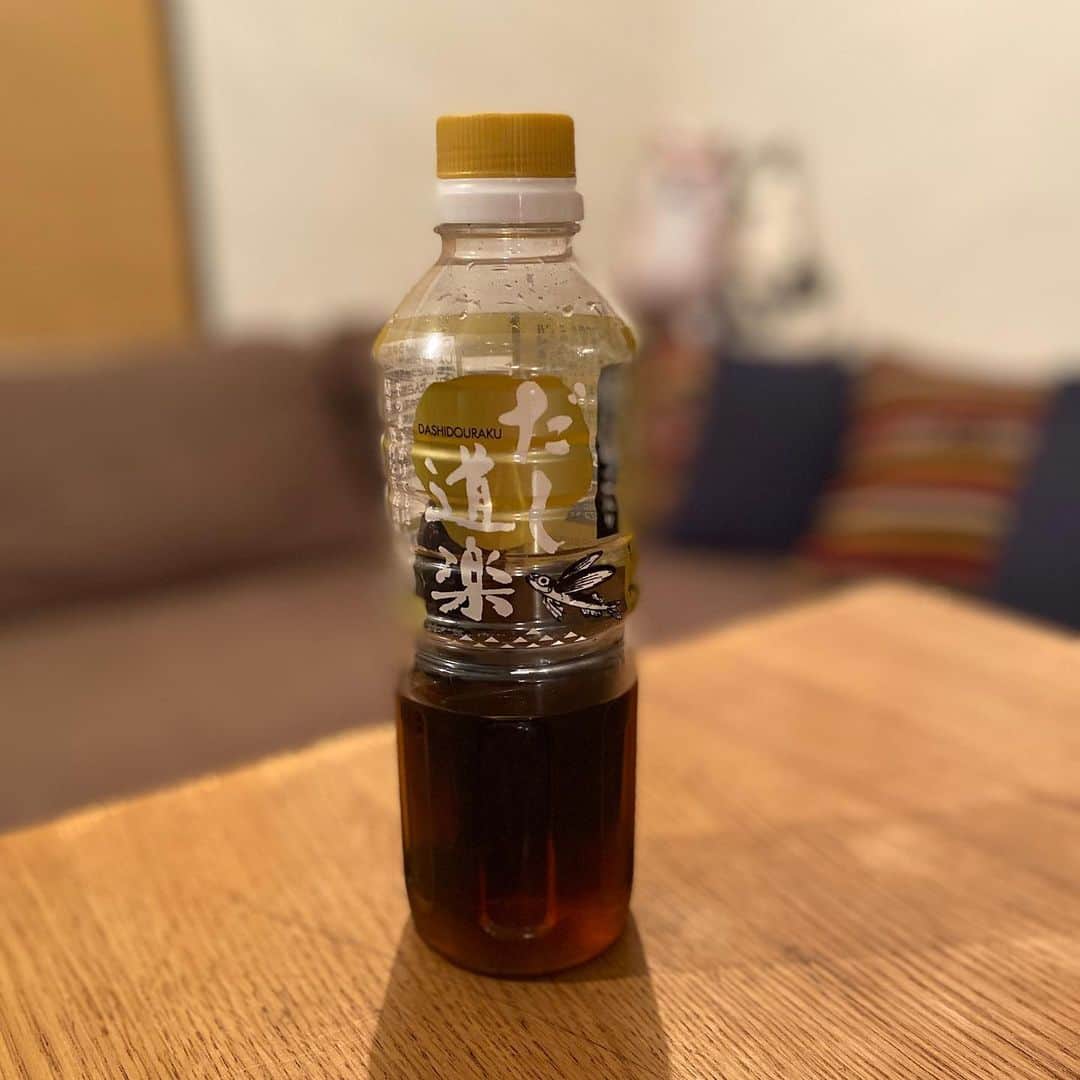 マル子のインスタグラム：「最近ハマってる #だし道楽  TVで見て近くで手に入らないかな〜と思ってたら最寄りの駅前に自販機があった！ 最近何にでもかけてるw これはあごだし🐟」