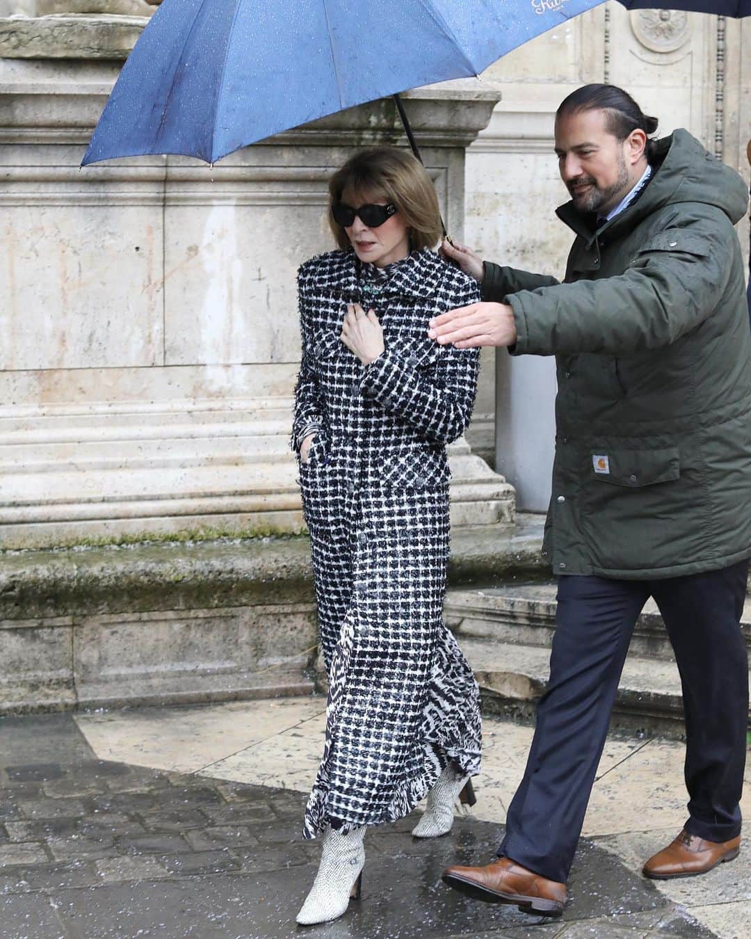 Lee Oliveiraのインスタグラム：「The art of social distancing  2nd March 20 Ecole Nationale Supérieure des Beaux-Arts, Paris. . . . . #annawintour #pfw #streetphotography #streetstyle #mode #style #vogue」
