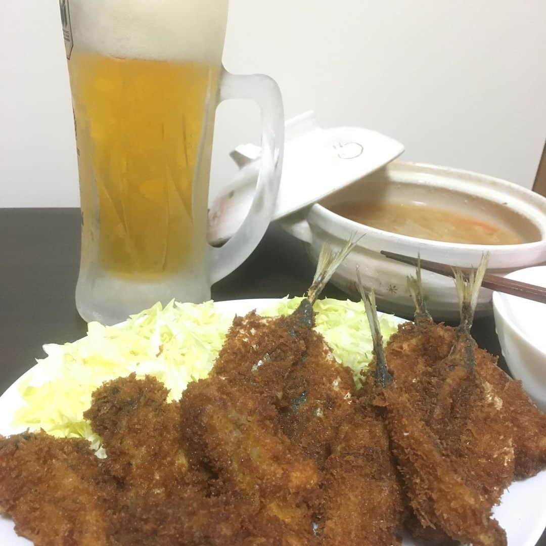 のインスタグラム：「優勝！  アジフライとカキフライとビール  家から徒歩30秒の鮮魚店のおっちゃんにアジの捌き方ならいに行ったけど、4枚目の写真左がおっちゃんで右が僕。 精進します。  #アジ　#カキフライ　#優勝」