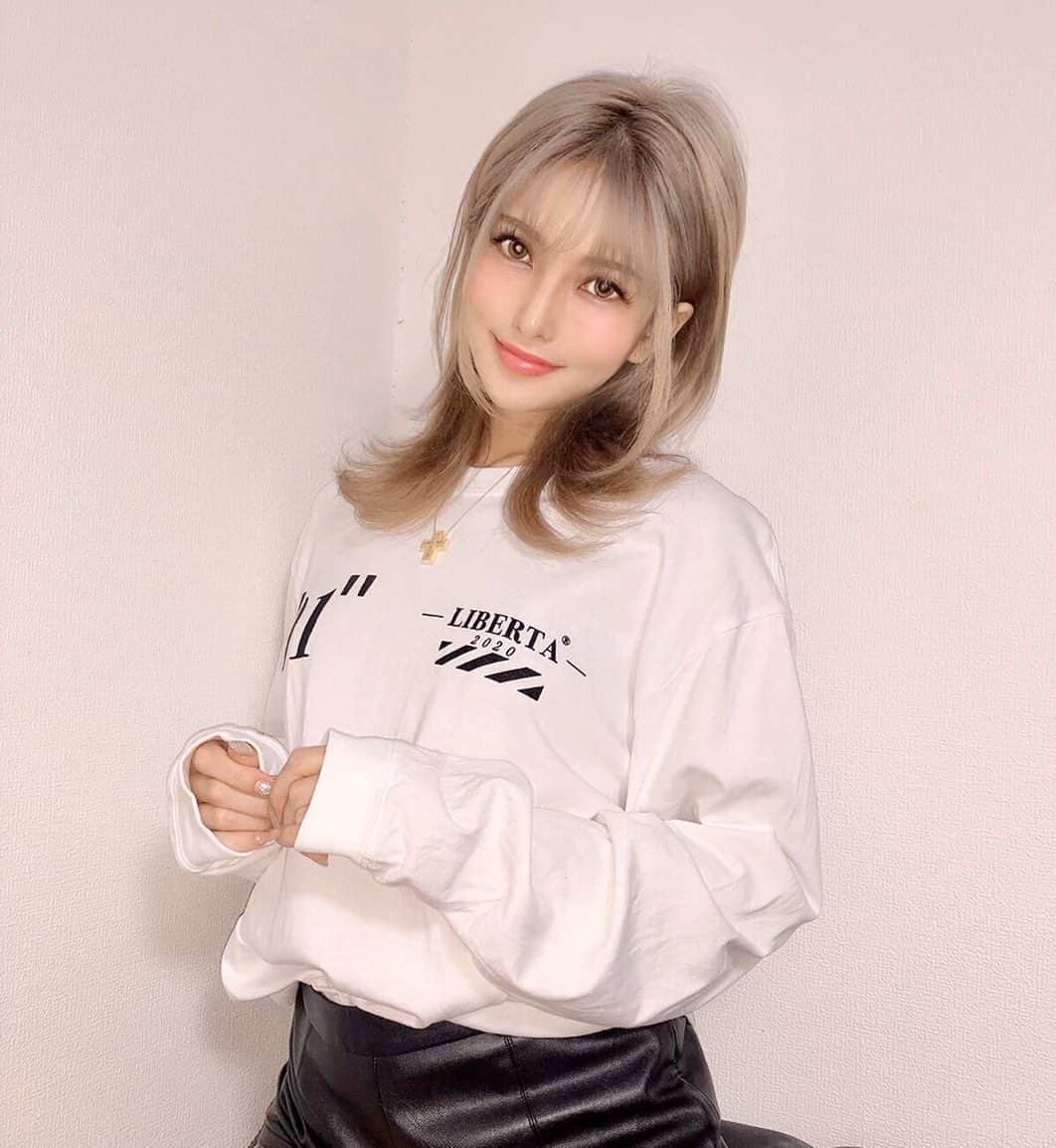 のインスタグラム：「早くロンＴ1枚で出掛けられるくらい暖かくなってほしいなあ😌💕💭 お出かけ出来るようになったら着たい洋服が沢山ある🌸🧚‍♂️ @liberta.official のロンＴバックプリントも可愛いから見てみてねん🌟  _  #ファッション#コーデ#fashion#code#撮影#モデル#キャンギャル#ダンサー#レースクイーン#表参道#渋谷#六本木#新宿#歌舞伎町#大阪#横浜#一眼レフ#ヘアアレンジ#金髪#メイク#シースルーバング#ハーフ#クウォーター#マツエク#カラコン#ハーフメイク#おうち時間#girl#me#tokyo」
