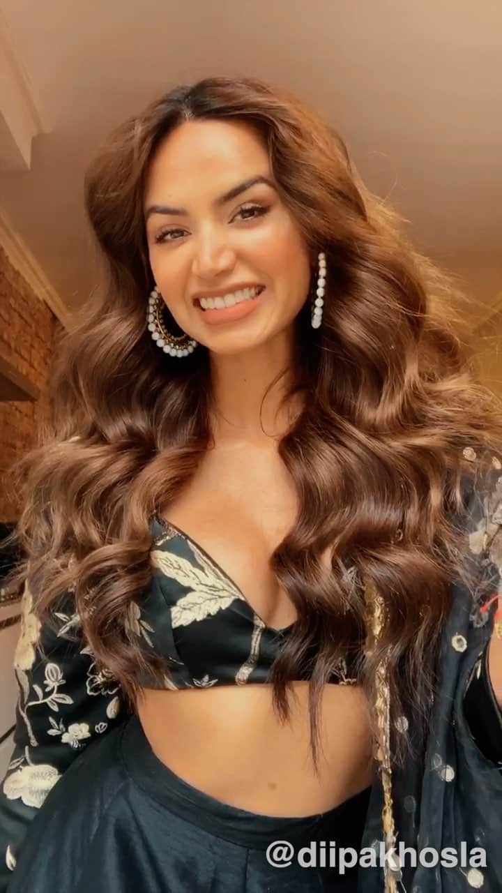 Diipa Büller-Khoslaのインスタグラム：「I am so beyond proud to be Indian and of our beautiful culture. 🇮🇳🙏🏽Thanks to all these sweethearts for being a part of this epic video:  @larissa_wlc @juhigodambe  @diipakhosla @aanamc @malvikasitlaniofficial @sherryshroff @houseofmisu @aashnashroff @thechiquefactor @masoomminawala @shereenlovebug @sejalkumar1195  #DontRushChallenge  Video edited by @crashboombangdigital - TAG YOUR DESI BESTIE!!! ❤️❤️❤️❤️」
