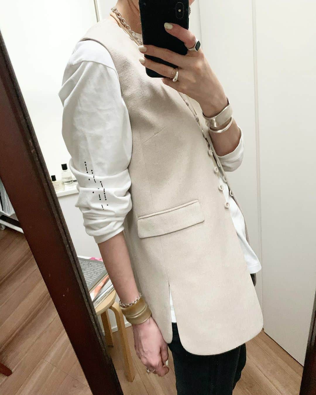 のインスタグラム：「Tweed gilet @aewen_matoph  一見ベージュに見えるジレですが、ピンクとグリーンのシルク糸を掛け合わせ、ツイード生地を作りました  よく見てもらうとわかるかな？ この生地も何度もなんども作ってもらった拘りの素材  シルクならではのネップがところどころに現れ、わたし的にはたまらないポイント‼︎ 裾の丸みやクルミボタンなどなど、女性らしさを加え仕上げました 夏には1枚でトップスとして着たいな セットでパンツもありますよ  #aewenmatoph #イウエンマトフ #ロンT #johnmaisonsmith #denim #acnestudios #stayhome」