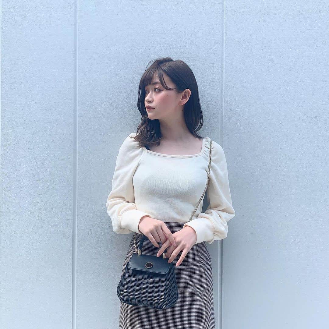 中沢結のインスタグラム：「﻿ 自粛期間しんどいね〜﻿ 春服着たいのにおでかけも出来ないから、うずうずするばかり（ ; ; ）﻿ 自粛前の最後？のおでかけコーデは、﻿ お気に入りのHOLIDAY&HOLIDAYのトップスを着たよ〜﻿ チェックのタイトスカートと合わせたの可愛かった🥰🤎﻿ ﻿ この春は肩ぼふってなってるトップスがとても気になってる﻿ ﻿ #春コーデ#supring#coordinate」