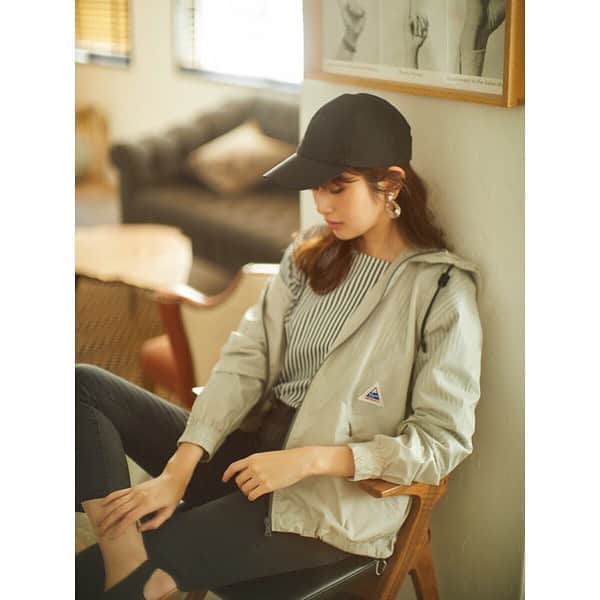 のインスタグラム：「“PLST限定 「Cape HEIGHTS」のパッカブルジャケット”﻿ ﻿ 軽くて羽織りやすく、幅広いシーンで活躍するナイロンジャケット。フードと裾にドローコード付き、さらにコンパクトに畳んで持ち運べるパッカブル仕様なので、インナーや天候に合わせて調節できるのが嬉しい。﻿ ﻿ ◇【PLST限定】Cape HEIGHTS ジャケット﻿ 130104014 ¥26,000+税﻿ ﻿ ◇ トリコットストライプパフスリーブプルオーバー﻿ 120201113 ¥5,990+税﻿ ﻿ ◇ ウォッシャブルコットンキャップ ﻿ 120150600 ¥2,990+税﻿ ﻿ ◇ neosens サンダル﻿ 130260021 ¥18,000+税﻿ ﻿ ※価格は全て上代表記です。﻿ ﻿ Model ﻿ @nanami_kano ﻿  #PLST#プラステ#capeheights﻿ #ナイロンジャケット#春コーデ#カジュアルコーデ」