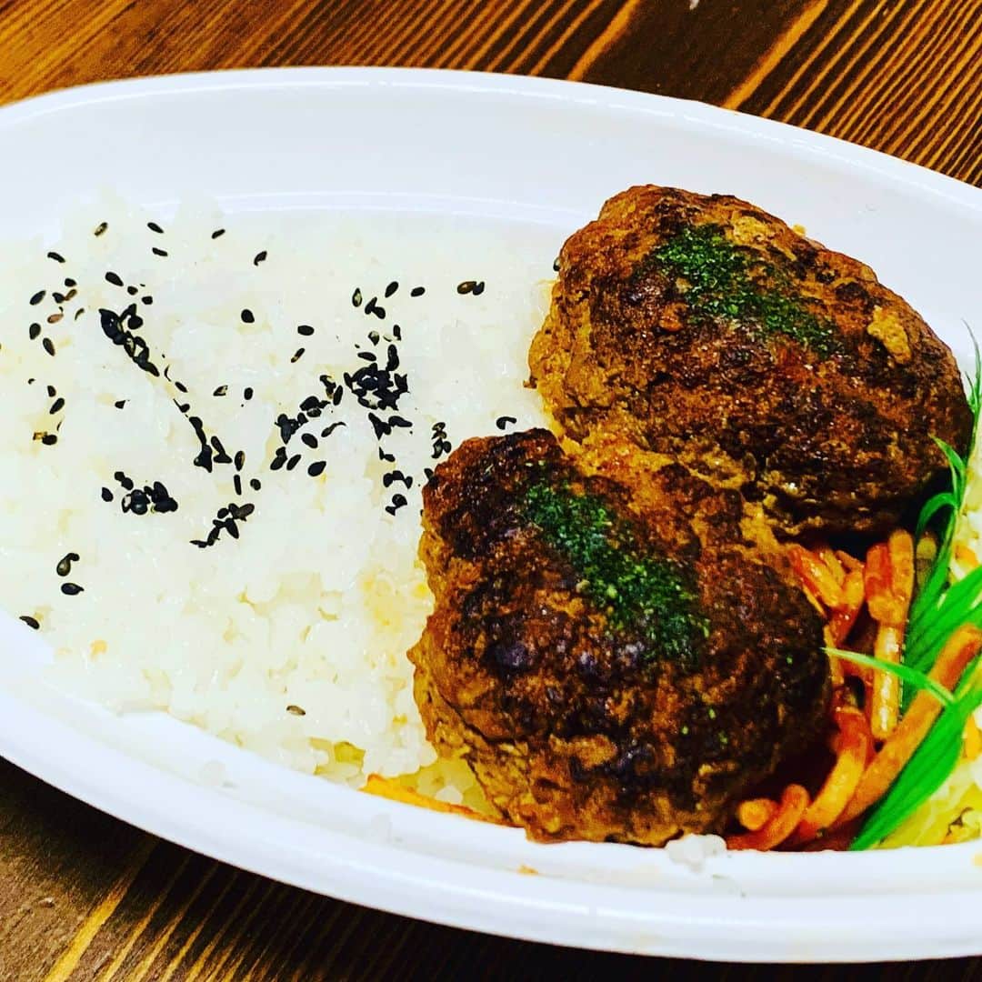 善し のインスタグラム：「いいのこれ500円で。  最高のハンバーグ。  ちょうどいいサイズ2個。  実は付け合わせのナポリタンがブラッドピット並の全然主役級。  駆けつけハイボールグイッと飲んでテイクアウトしました。  環七BARのお弁当。是非どうぞ。 要予約です。 #環七BAR #ハンバーグ弁当　#世田谷区のお持ち帰り　#ナポリタン本気　#実は2日連続」