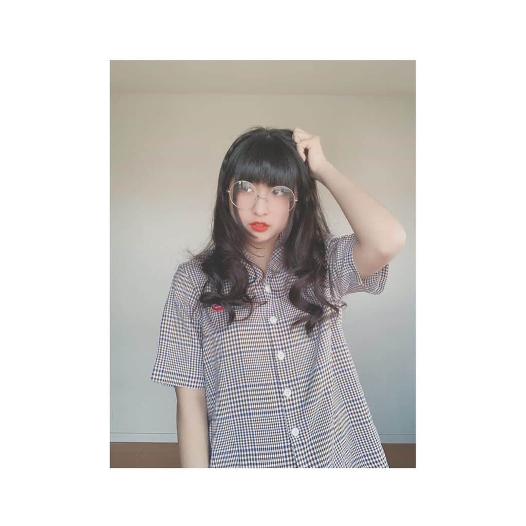 りりりのインスタグラム：「ダテめがねと赤リップとわたし。 ・ ・ #stayhome  #うちで過ごそう  #りりり #セットアップ #大好き #みんなどんなコーデやメイクが好き？ #ママの好きな感じはこんなんらしい #コーデとヘアはママです」
