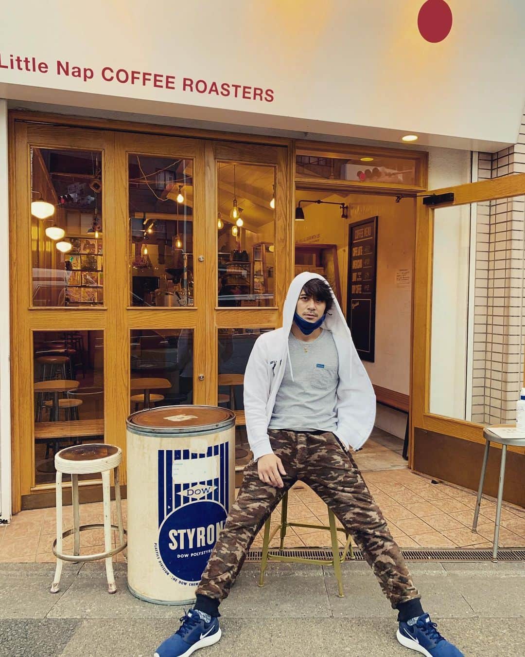 斉藤祥太のインスタグラム：「お散歩の一服☕️ シャレオツなカフェに。 今日は結構歩いたしん😎 車でもなくバイクでもなく走るでもなく歩いて知る事は結構あって面白い。 #🇯🇵 #散歩 #コロナ太り解消 #髪切りたい #斉藤祥太」