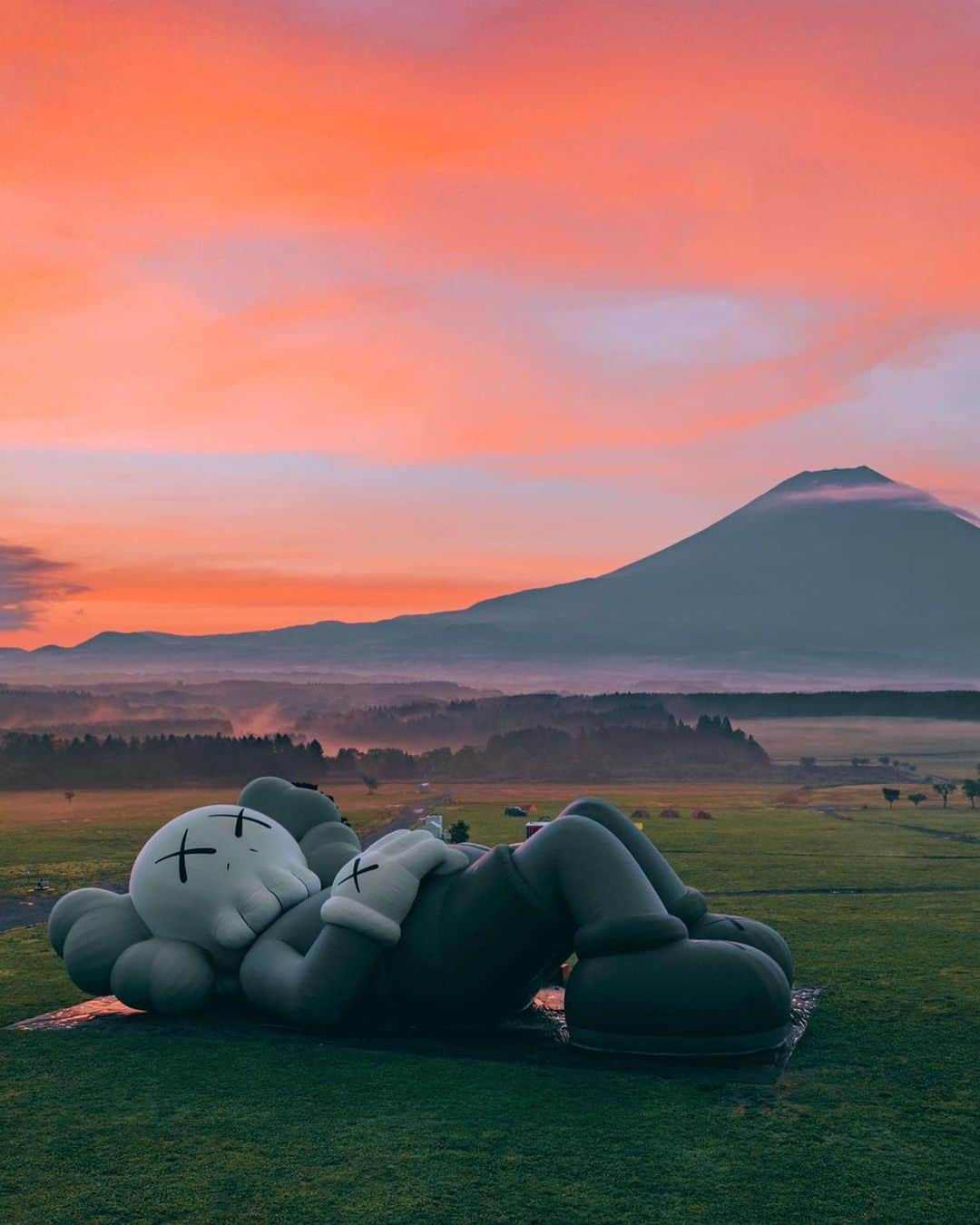 KAWSONEさんのインスタグラム写真 - (KAWSONEInstagram)「Good morning... Mount Fuji last July, #tbt #KAWS @arr.allrightsreserved #Japan #NotAR : ) Photo by @nk7」4月16日 19時42分 - kaws