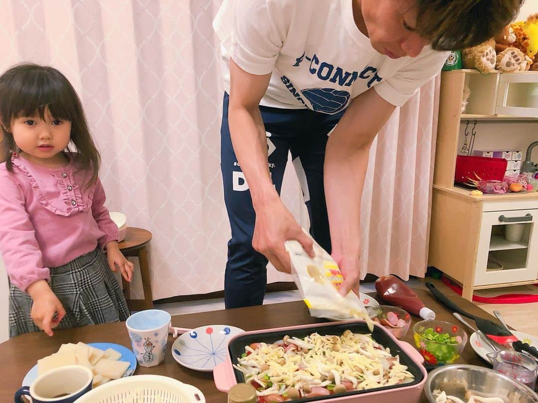 南まりかのインスタグラム：「. 昨日の夜ご飯は、 「俺が作るよ！」と言って、お餅のピザを作ってくれました🥺  わーいわーい🙌笑  おかげで今日からまたご飯作り頑張ろうってなった←え. . 【作り方】 一つのお餅を3等分に切って、 油を敷いたホットプレートに敷き詰めます。  水、大さじ1をかけて中火で5分。  ケチャップを塗って、お野菜やソーセージ、チーズを乗せて、また中火で5分。  これで美味しいお餅のピザが出来上がってました👏  お餅で作ったピザ、とっても美味しかったなぁ( *´꒫`)♪. #bruno #ホットプレート #お餅のピザ  #おうち時間 #3歳女の子 #女の子のママ」