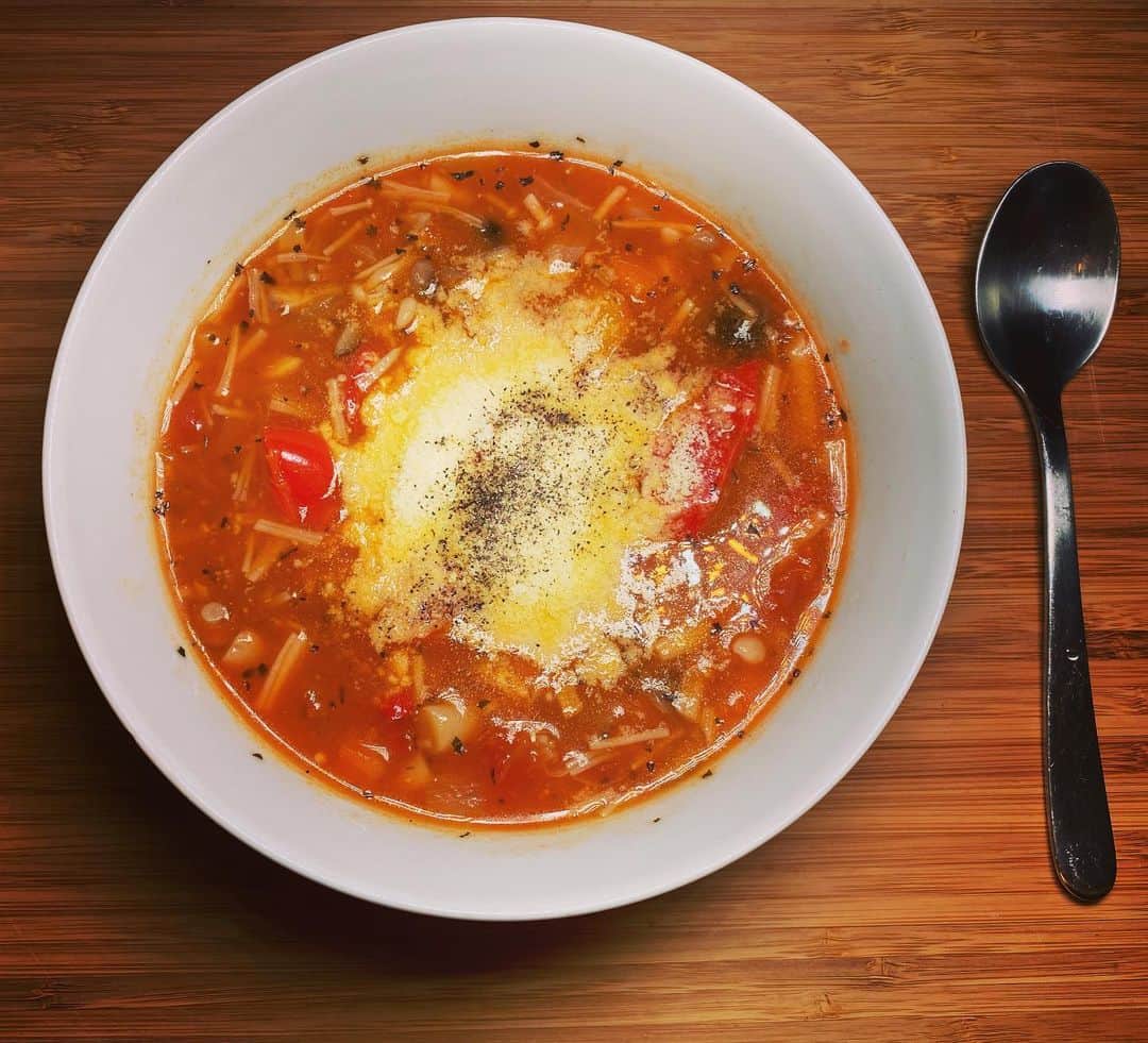 森恵さんのインスタグラム写真 - (森恵Instagram)「具沢山トマトスープの完成！ みんなはちゃんとご飯食べてる？ ということで、 22時頃からYouTubeLiveやろうかな♪  #StayHome #バジル #コンソメ #はちみつ #塩胡椒 #仕上げに #チーズ #たっぷりのコショウ #たまには料理 #YouTubelive #時間変更の可能性もあります」4月16日 19時38分 - morimegumi_official