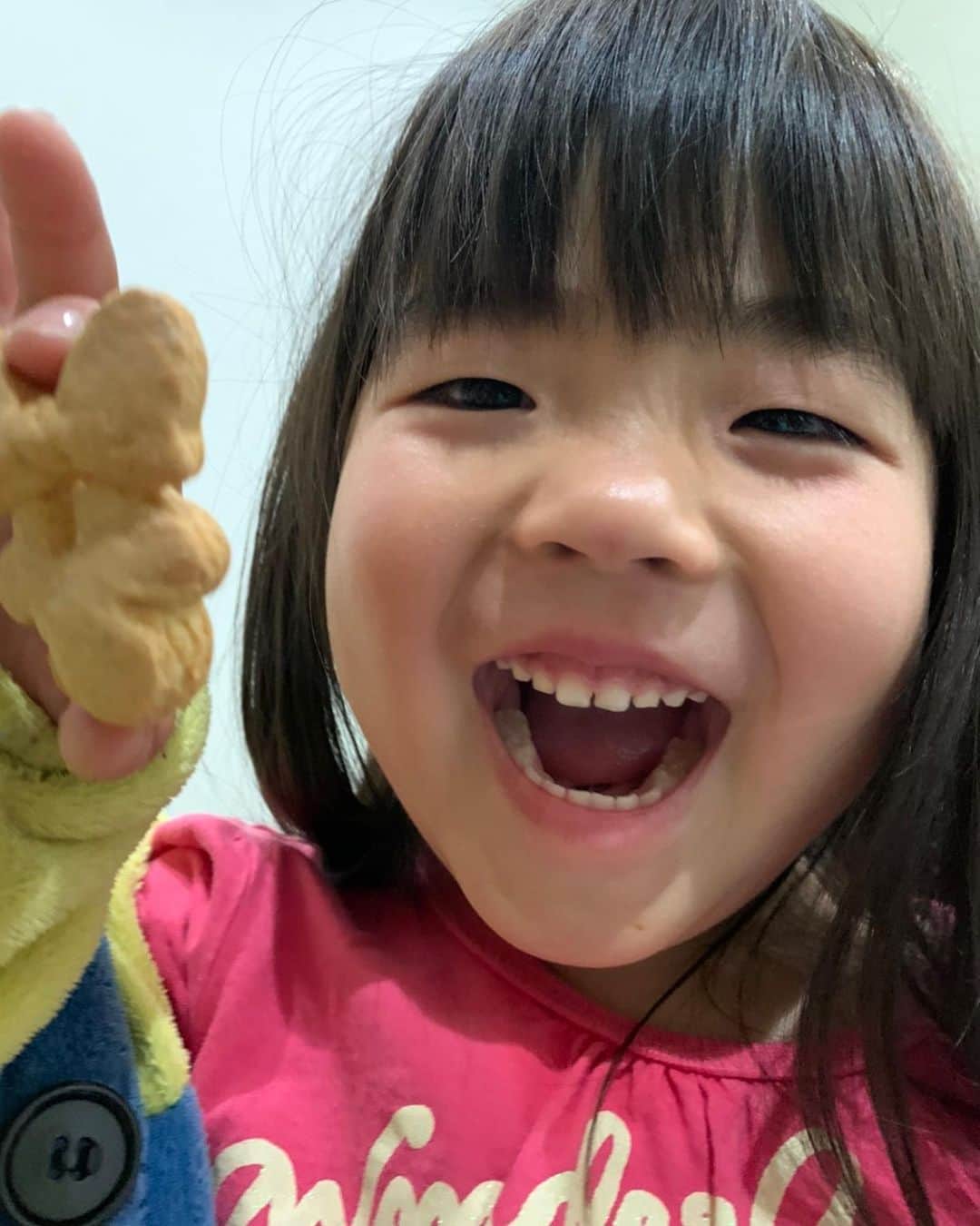 鈴木福さんのインスタグラム写真 - (鈴木福Instagram)「誉ちゃんの手作りクッキー！ ミッキーの型にリボンの型をつけてミニーちゃん！  うまくできてる！！ #お菓子作り#クッキー#手作り#ミニー#おうち時間」4月16日 19時41分 - s_fuku_te