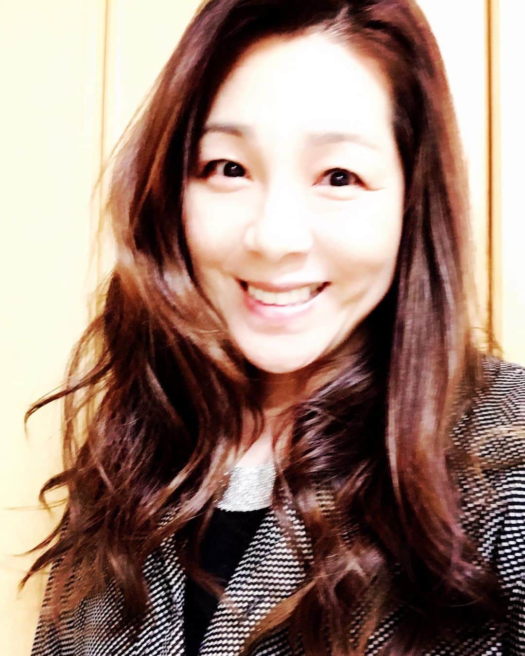 井上貴子のインスタグラム：「あさって 18日の14時から 「17（イチナナ）ライブ」やるよ。  こーゆーのはじめてなので ちょっとだけ 今日テストでやってみたんだけど（笑）  テンパって 雑にブチっと消してしまったりして。  なにを話そうかな。 何について話そうかな。  と思っているんだけど（笑）  約1時間お話したいとおもうので  まずは「17（イチナナ）」アプリを ダウンロードしてください！  そして あさって アタシと繋がった際には コメント、フォロー、シェアを よろしくお願いしま〜す。  Happyで^ ^  #井上貴子  #LLPWX #女子プロレス #紅緒と柊音 #トイプードル部 #17ライブ配信 #イチナナ #おうちですごそう #STOPCOVID19 #stayhome」