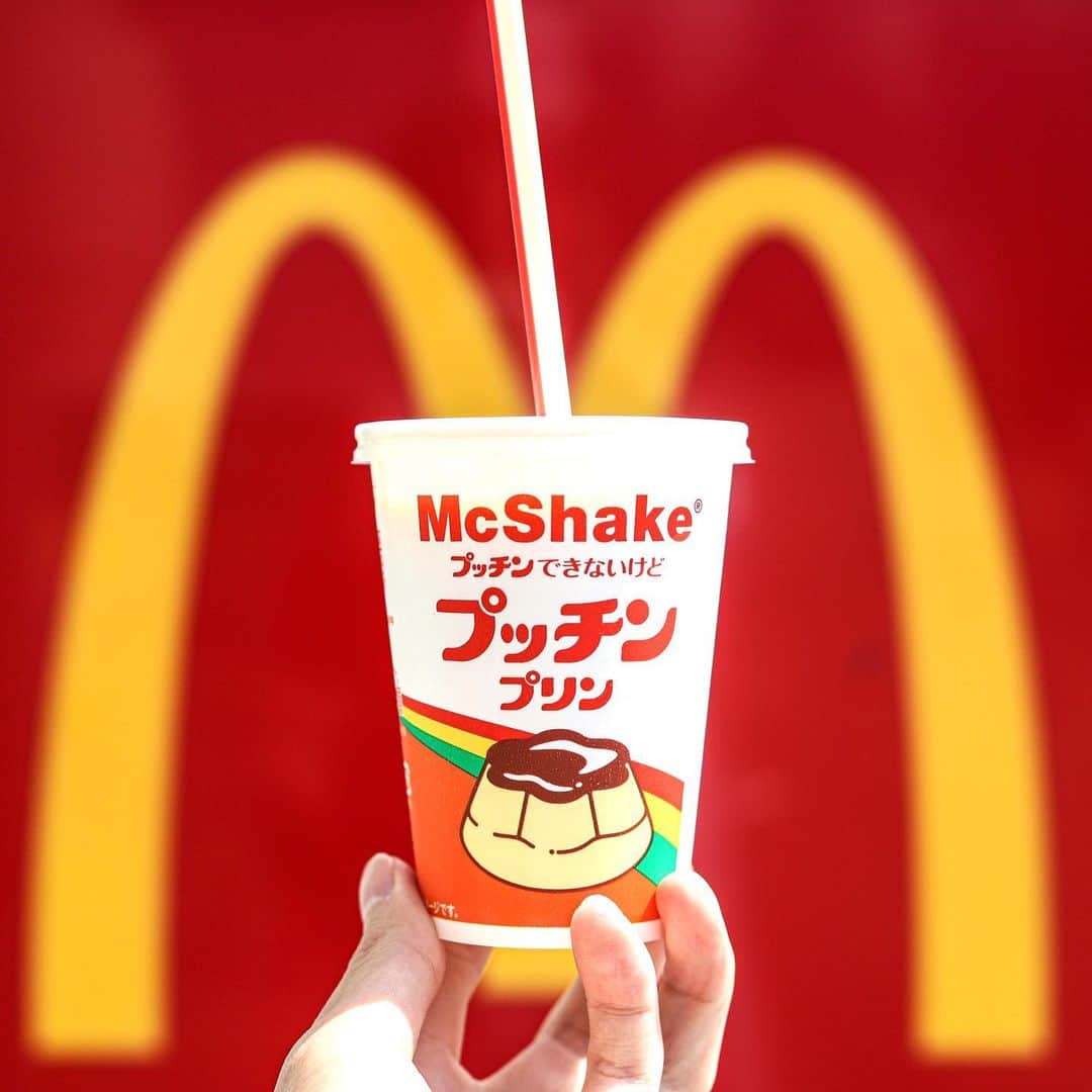 のインスタグラム：「. .  マックシェイクなんだけど 少し違った マックシェイクで 何が普通の マックシェイクと違うかって プッチンプリンとコラボした マックシェイクなの🍮  マックシェイクだから “プッチン"はできないのだけど、 マックシェイクらしく ごくごく飲めちゃうのが魅力。  オリジナルデザインは Sサイズだけの提供なので ご留意を！  #マックシェイク #McDonald#mcshake #マクドナルド #プッチンプリン #プッチンできないプッチンプリンみたいなこと言う」
