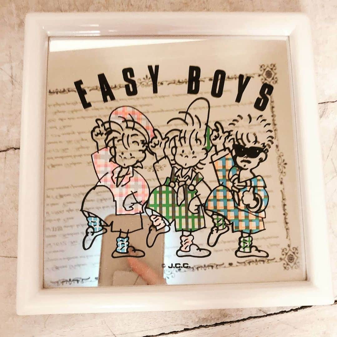 千秋さんのインスタグラム写真 - (千秋Instagram)「80年代ファンシーグッズの中でもこのEASY BOYSがかなり好きでコレクション中です。 当時を思い出して懐かしくて泣けてくる。 知ってるひといるー？  #千秋80年代コレクション #80年代ファンシー #昭和レトロ #チェッカーズ #easyboys #イージーボーイズ #ミラー #鏡 #ファンシーグッズ #80s #千秋インテリア #バカコレクター」4月16日 19時44分 - chiaki77777