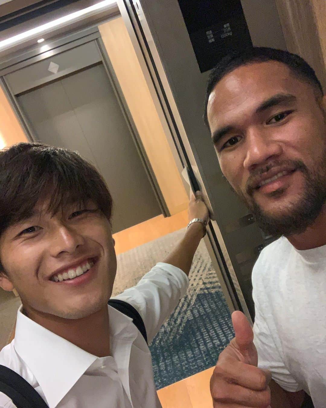 橋岡大樹のインスタグラム：「去年の９月遠征先でアメリカのラグビー代表のマーティン イオセフォ選手とパシャリ📸 エレベーターに誰もいなかったので撮っちゃいました^_^  #ラグビー #ラグビーw杯 #サッカー」