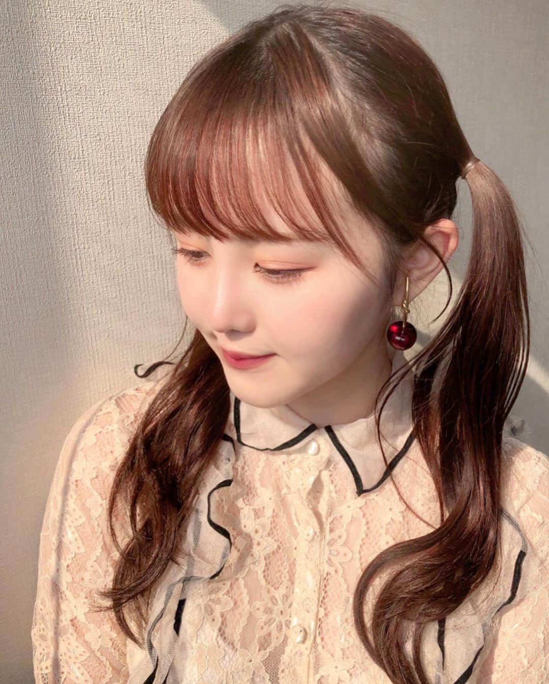 伊藤小春のインスタグラム：「・﻿ つけるとこんな感じ！﻿ 光に当たると透けてアメ玉みたい🔮﻿ ﻿ #liquem  #さくらんぼ　#ピアス﻿ ﻿ ﻿ ﻿ ﻿ ……どうでもいい話させてね﻿ ﻿ 去年の夏から歯列矯正してるんですけど、前より口元がひっこんだ気がするんです……﻿ ﻿ 歯4本抜いたし痛いし食べづらいし歯ブラシすぐダメになるしで辛いけど、効果が分かると頑張れます😭﻿ ﻿ とにかく嬉しいの、以上！笑」