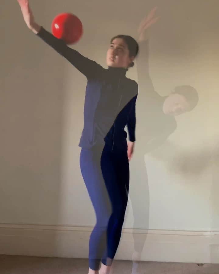 リン・ハッチソンのインスタグラム：「Having lots of fun doing sessions for @istaracademy online 🤸‍♀️🌟 so nice to see lots of new and familiar faces! Keep checking our social media pages for updates as we have lots more classes and opportunities planned!  Today I’m doing: • basic clubs handling at 3pm UK time • ribbon & ball using both apparatus together to challenge coordination at 4pm UK time  These sessions are open so DM me if you would like to join us. See you all soon! ☺️ #istaracademy #rhythmicgymnastics #olympian #gymnastsathome」