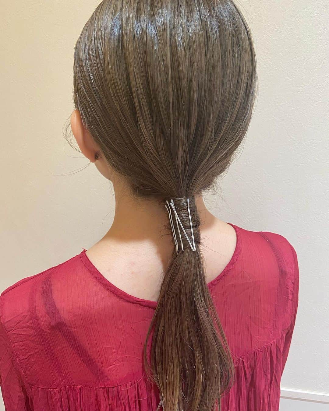yu nakamura ヘアアレンジ hairarrangeのインスタグラム：「動画プロセスはこちら▷▷▷ 3回繰り返して完了!! ピンで飾り付けしてもかわいい♡  #一宮#一宮市#ヘアアレンジ#ミディアム#セルフアレンジ#ミディアムアレンジ#hair#haircolor #fashion#スカーフ#スカーフアレンジ #ヘアクリップ#ヘアアクセサリー#ヘアアレンジ動画」
