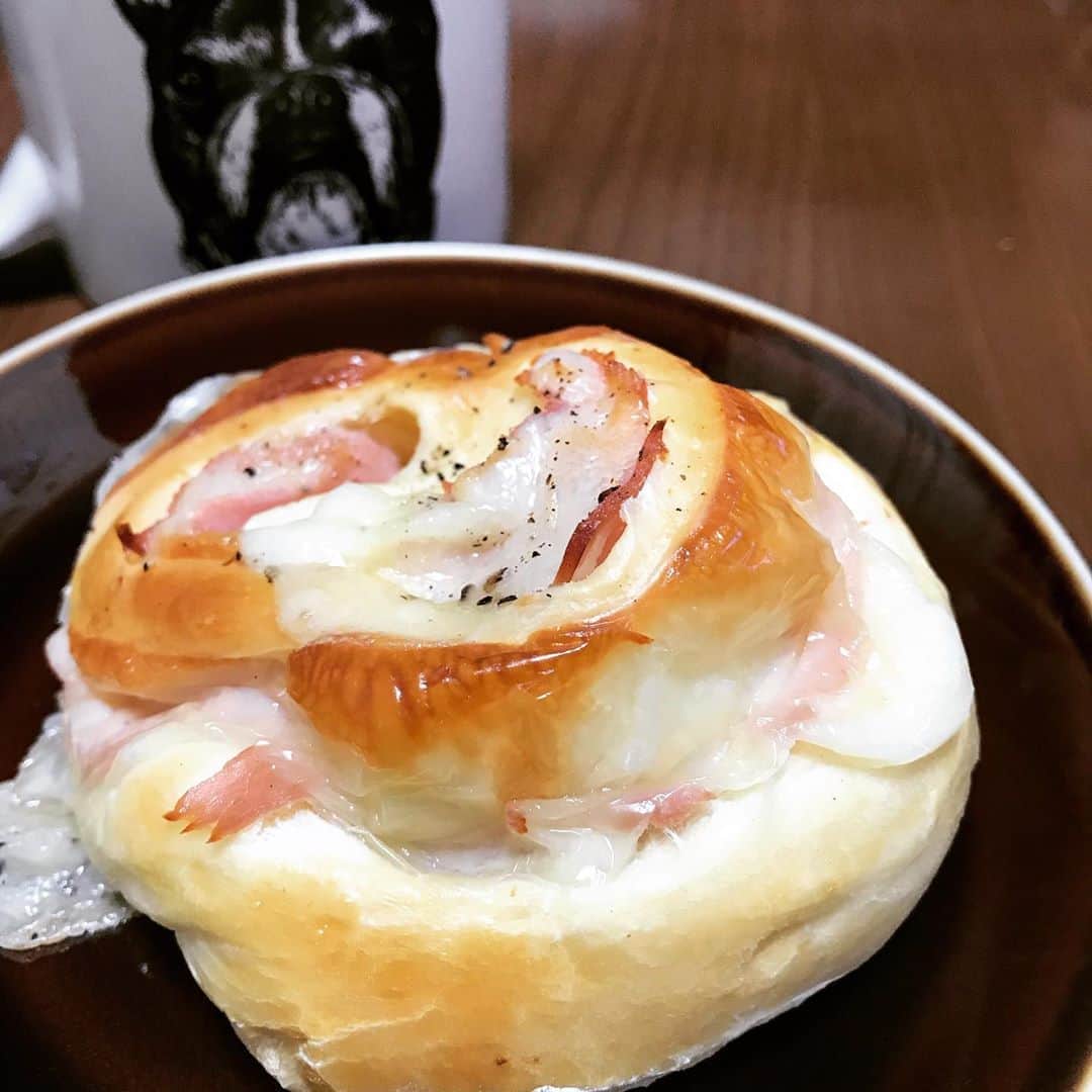 小森高博のインスタグラム：「最近嫁さんが手こねパン手作りブーム。おかげで焼きたてパン美味しい〜🍞」