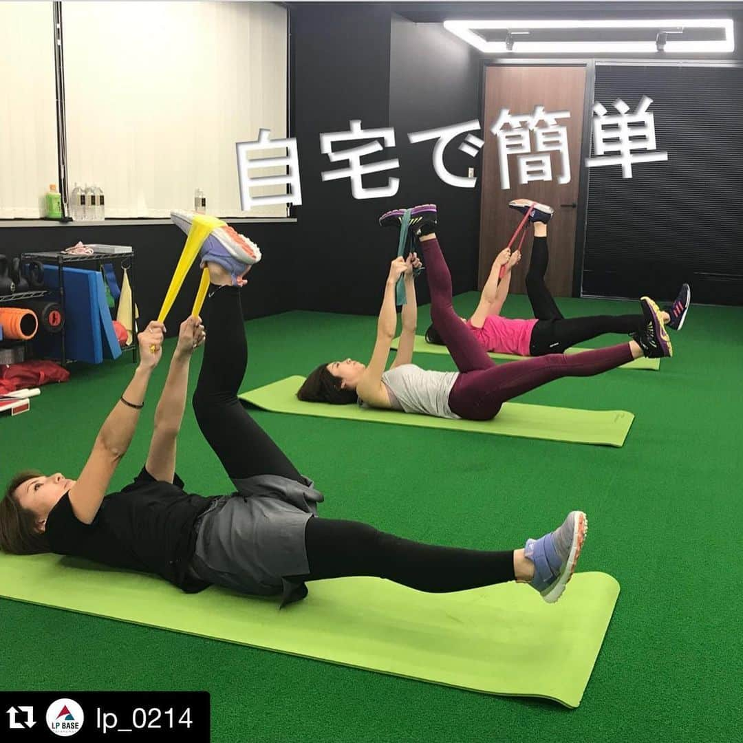 酒井高徳のインスタグラム：「#Repost @lp_0214 with @get_repost ・・・ 【女性必見！明日のZOOM TRINING】 好評のオンライングループトレーニング  明日は3本あります。  ジムもアクティビティもいけない運動不足の方へ今。  一畳分あれば、 自宅でトレーナーが適度な負荷をかけるのをサポートします。 動き出す一歩にお使い下さい。  4月17日（金） 8:30-9:10 『やる気！アスリートも行う自重トレーニング』  12:30-13:10 『作業効率を上げる頭スッキリストレッチ』  19:00-19:30 『女性必見！ヒップアップエクササイズ』 〈準備〉 ・接続端末（PC,タブレット,スマートフォン） ・動きやすい服装 ・ストレットマットまたはバスタオル  申し込みは上のプロフィールのURLからご参加下さい。  #ZOOMTRINING #アスリート#ビジネスパーソン　#stayhome #在宅勤務 #リカバリー　#運動不足　#テレワーク　#リモート　#自宅トレーニング　#うちとれ #トレーニング　#ZOOM」