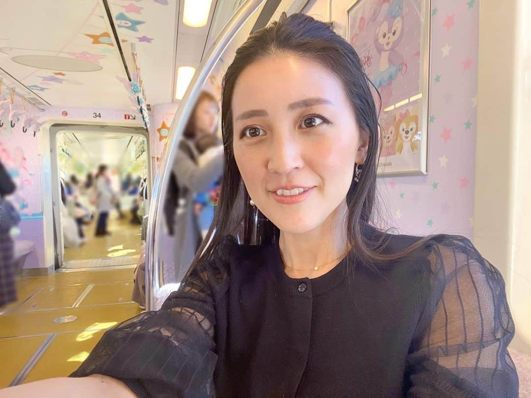 来栖あつこさんのインスタグラム写真 - (来栖あつこInstagram)「あー、懐かしい。﻿ 懐かしいよ。﻿ リゾラ🚃🚃🚃﻿ ﻿ ﻿ ﻿ ﻿ #tokyodisneyresort ﻿ #ディズニーリゾートライナー﻿ #tds #tdr #リゾラ﻿ #東京ディズニーリゾート﻿ #disnygram #instadisny﻿ #disney﻿ #リス顔 #猫顔 #たぬき顔 #アヒル口﻿ #atsukokurusu #来栖あつこ ﻿ #youtuber #youtube ﻿ 動画の中でも #やっぱりひかる私のオデコ #オデコレ﻿ YouTubeで #vlog 📹﻿ #動画クリエーター﻿ #クッキーアン　に会える日はいつになることやら」4月16日 19時57分 - atsukokurusu