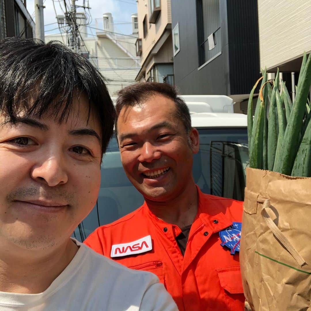 いけや賢二さんのインスタグラム写真 - (いけや賢二Instagram)「千葉県住みます芸人うっほがネギ届けてくれたー！ ありがとう😊 お裾分けしていただきボルサリーノ関さんありがとうございます😊 まずはしゃぶしゃぶで！ うちは蕎麦の出汁でしゃぶしゃぶします。 #よしもと千葉県住みます芸人 #もぐもぐピーナッツ #うっほ菅原 #ひかりねぎ農家救出プロジェクト #ひかりねぎ #横芝光町 #ボルサリーノ関　さん #ありがとうございます」4月16日 19時59分 - ikeya0705