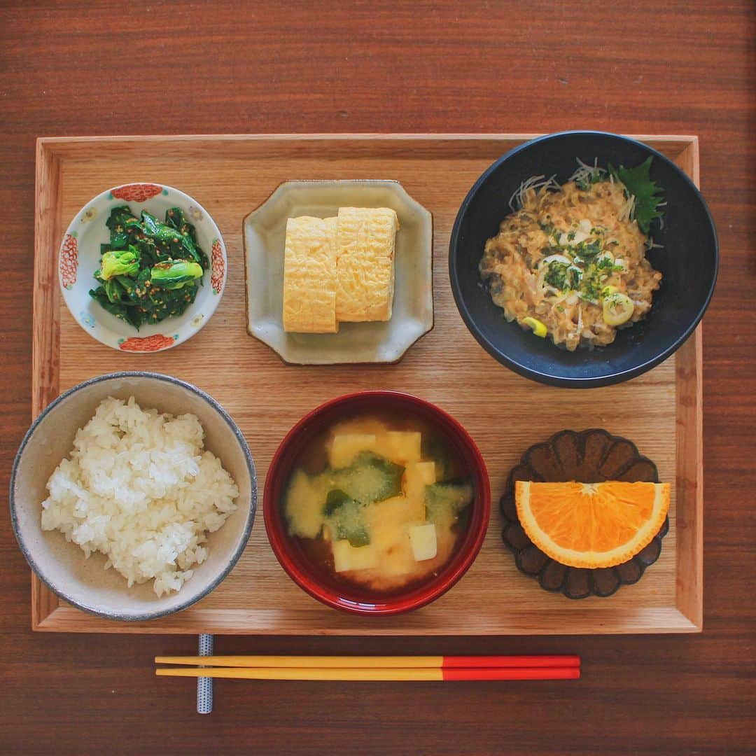 Kaori from Japanese Kitchenさんのインスタグラム写真 - (Kaori from Japanese KitchenInstagram)「あじのなめろう定食。全体的に茶色い食卓…お盆は無印です。 ・ こんばんは。 この前の朝昼ごはん。 全体的に茶色いですね。 茶色い料理は全部美味しいという不思議。 近所の魚定食屋で買ったなめろうと 家にあったものでささっとごはん。 夫はサバ味噌と鮭ハラス焼のハーフ＆ハーフ。 ・ 自分で作った 菜の花の粒マスタード和えがかなり美味しくて 一瞬で食べきっちゃいました。 固茹でした菜の花に粒マスタードを和えるだけ。 筋トレ後はサラダチキンを追加して食べてます。 辛子和えに飽きた時にぜひ。 今日の薬膳走り書きは菜の花です。 からだの巡りをよくしましょう◎ ・ おやつはわらび餅。 ごはんとおやつのお盆は共に無印です。 サイズ違いで持っています。本当に万能選手。 ごちそうさまでした。 ・ ・ 【おしながき】 白米 豆腐とわかめのお味噌汁 あじのなめろう だし巻き卵 菜の花の辛子和え オレンジ おやつのわらび餅 ・ ・ Hi from Tokyo! Today’s late breakfast for work from home: Rice, miso soup, horse mackerel, rolled egg omelette, boiled field mustard, and orange as a dessert. ・ ・ 2020.04.16 Thu ・ 定期券の更新をした日から電車に乗ってなくて払い戻しようかと思ってるけど行くのが億劫…やらない理由探しは簡単なんですけどね。どうやったらやる気になるだろうか？　どうでもいい独り言でした。 ・ ・ #japanesemeal #washoku #breakfast #朝ごはん #おうちごはん #早餐 #아침밥 #薬膳 #うつわ #自炊 #小澤基晴 #stayhome #松浦ナオコ #なめろう」4月16日 20時08分 - coco_kontasu