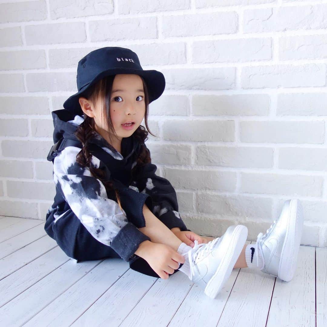 Saraさんのインスタグラム写真 - (SaraInstagram)「. custom sneakers♡ . #airforce1 を silverにセルフカスタム👟 . #タイダイ柄 のパーカーと #バケハ でストリートガール🖤 . きょうの #おうち時間 は 家族で大掃除！ のあとはひたすらアマプラ😂🎦 . #ootd #kids #kids_japan #kids_japan_ootd #kjp_ootd #kidsfahion #kidscode #kidsootd #kidswear #キッズコーデ #キッズファッション #インスタキッズ #エアフォース1 #カスタムスニーカー #customsneakers #hypekids #radchap #jeanasis #globalwork #nike」4月16日 20時08分 - sarasara718