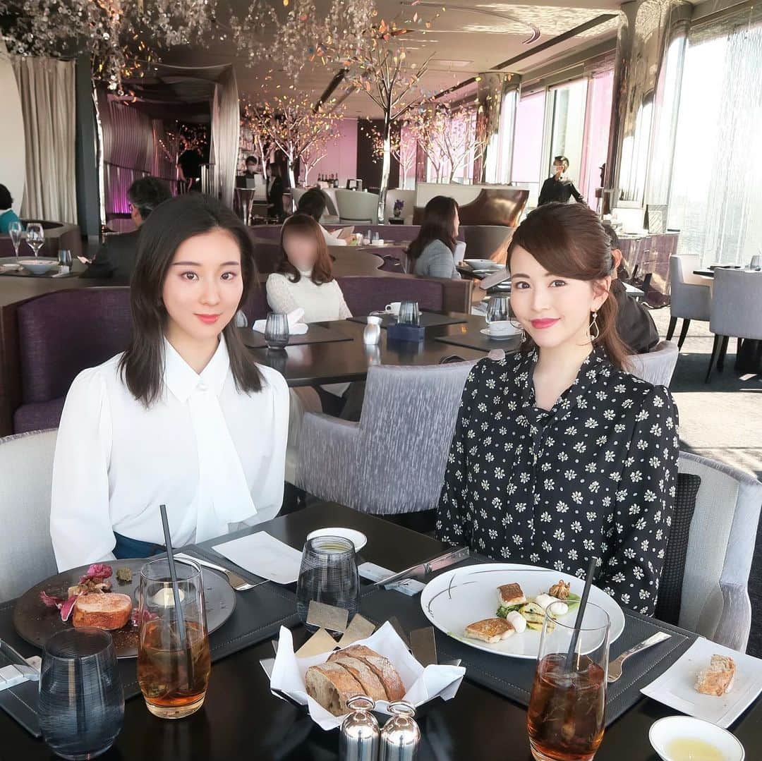 のインスタグラム：「※時差投稿です※ * 🍖&🐟が食べたくて日比谷のPeterに...🍽 * * この日もひたすら美容のはなし🌸 ちさちゃんは整形の先生だけど 美容系の話も詳しくて いつも色々教えてもらってる👩‍⚕️💗 * * 出産と授乳がおわったらやりたい 皮膚科メニューがたくさんです😂✨ 一年後とかになるのかな.... * とりあえず外出自粛中は 今のガチガチの頭皮を 柔らかくほぐす事を目標にします☺️ * * * 時間あっという間だったなあ。 今、ここはホテルごと閉業中みたい🥺 * * #peter #日比谷ランチ #かれこれ10年目 #ペニンシュラ東京 #マタニティライフ #妊娠8ヶ月 #マタニティ #マタニティワンピース #令和2年ベビー #プレママ #妊娠中 #妊娠後期 #マタニティコーデ #初マタ #プレママ」