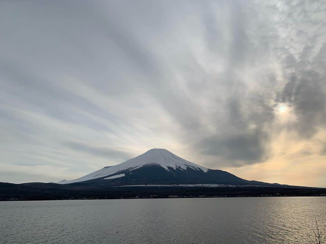 佐藤東弥のインスタグラム：「夕方 山中湖の北側から富士山を見る  今年も行きたいね」