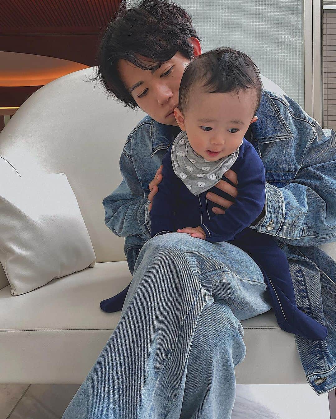 片山良平のインスタグラム：「生まれた時は手のひら3つ分だったのにこんなに大きくなりました🧡 ほんと成長が早い これから楽しみだね✨  #baby  #成長日記」