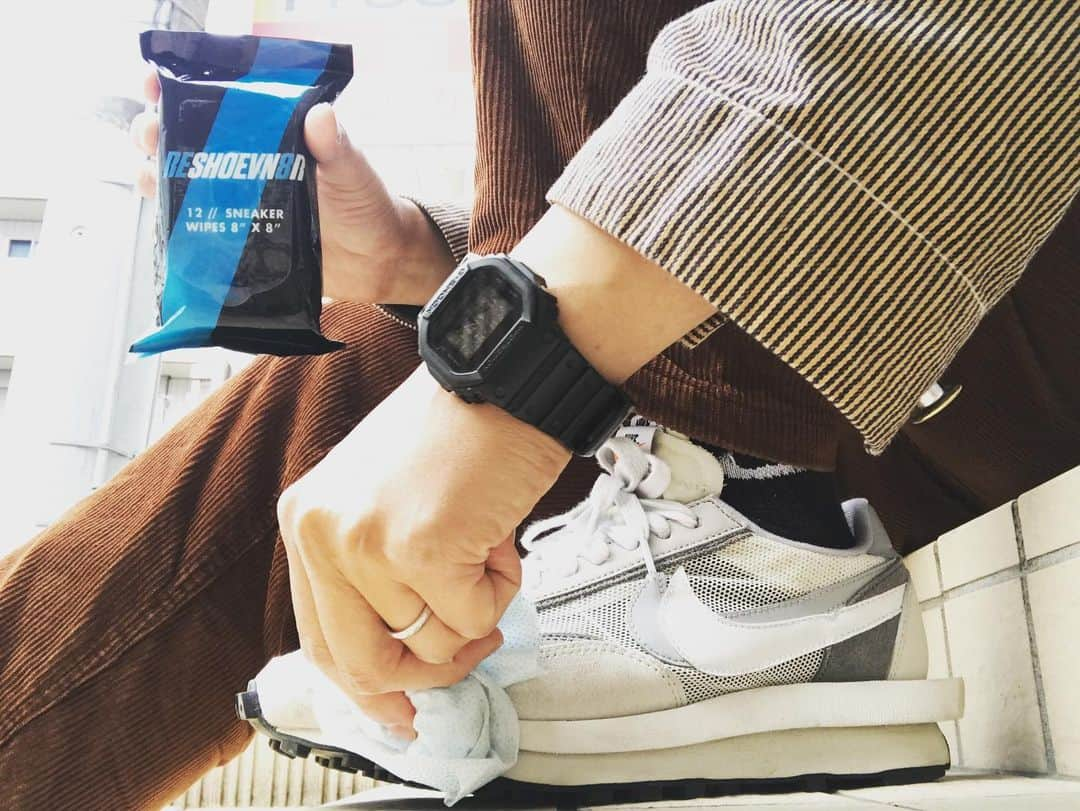 Sneaker At Randomさんのインスタグラム写真 - (Sneaker At RandomInstagram)「RESHOEVN8R SHOE WIPES  このワイプスさえあれば出先での 汚れなど直ぐにキレイにできます。 お出掛けの際、鞄に忍ばせておくと便利ですね！  今度、子供の靴もキレイにしてあげよう☆  #クリーニング#ナイキ#NIKE#ジョーダン1 #ジョーダン#mj#ニューバランス#アディダス#ウエット #sacai #スニーカークリーニング#スニーカーアトランダム #スニーカー好き #スニーカー #スニーカー修理 #修理職人 #市川 #本八幡 #sneakeratrandom #sneaker #shoestagram #repair」4月16日 20時19分 - sneaker_at_random