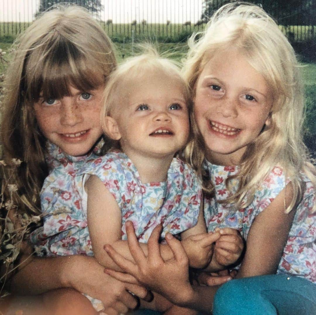 ポピー・デルヴィーニュさんのインスタグラム写真 - (ポピー・デルヴィーニュInstagram)「Woke up longing for this cuddle puddle... someday soon my sisters. ✨ #TBT @caradelevingne @cdelevingne」4月16日 20時24分 - poppydelevingne