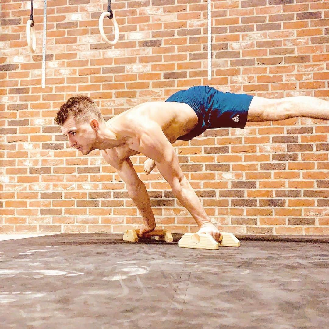 マックス・ウィットロックのインスタグラム：「Morning stretch and conditioning done for today. Everyone will have different struggles of being stuck at home but What are you doing to keep busy??」