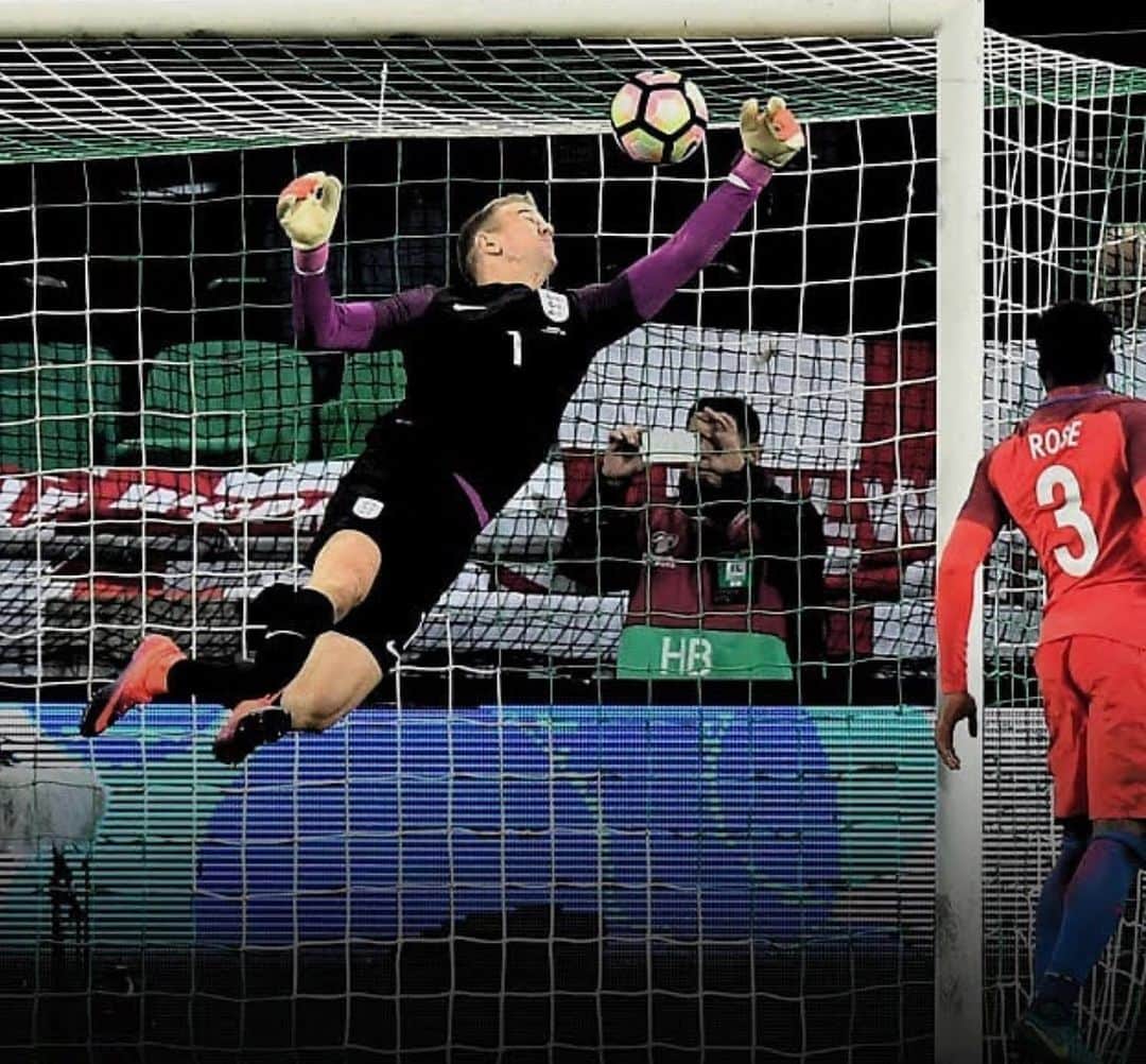 のインスタグラム：「TbT who remembers this one?? Always an honour to wear the 3 lions 💯 I hope everyone is staying safe and positive ❤️ I missed football before the lockdown ... but absence makes the heart grow fonder though I suppose 😋」