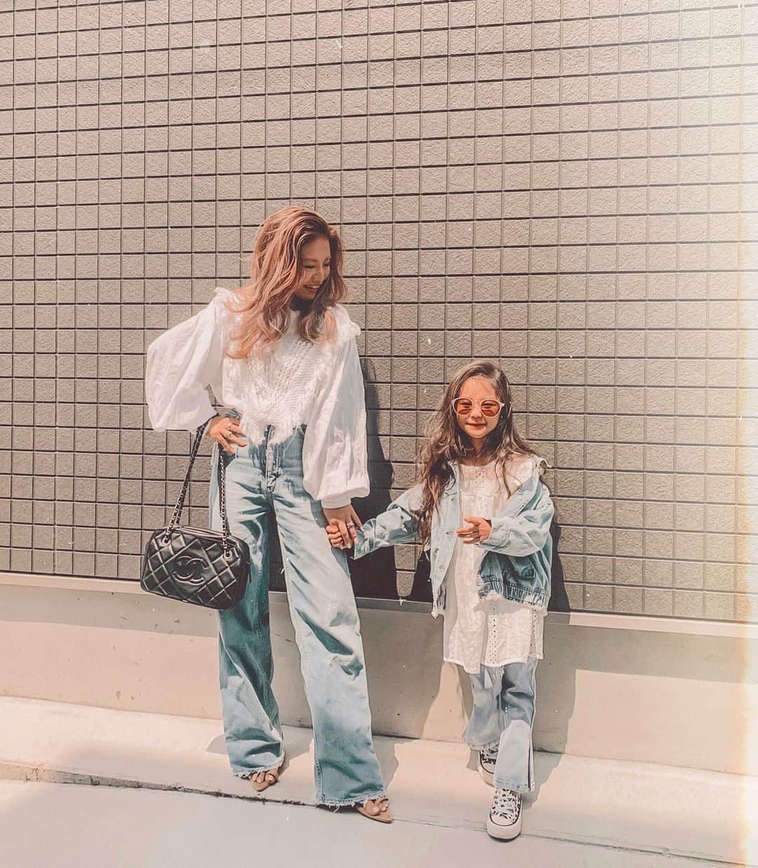 ✷kana✷のインスタグラム：「🌼 . . 連投すみません🙏 娘コーデは全身 @shop_bellcee にて このあと21時から販売です♡ . @shop_bellcee のアカウントに りーさんいます😊笑 サイズ感などチェックして下さい！ . #親子コーデ」