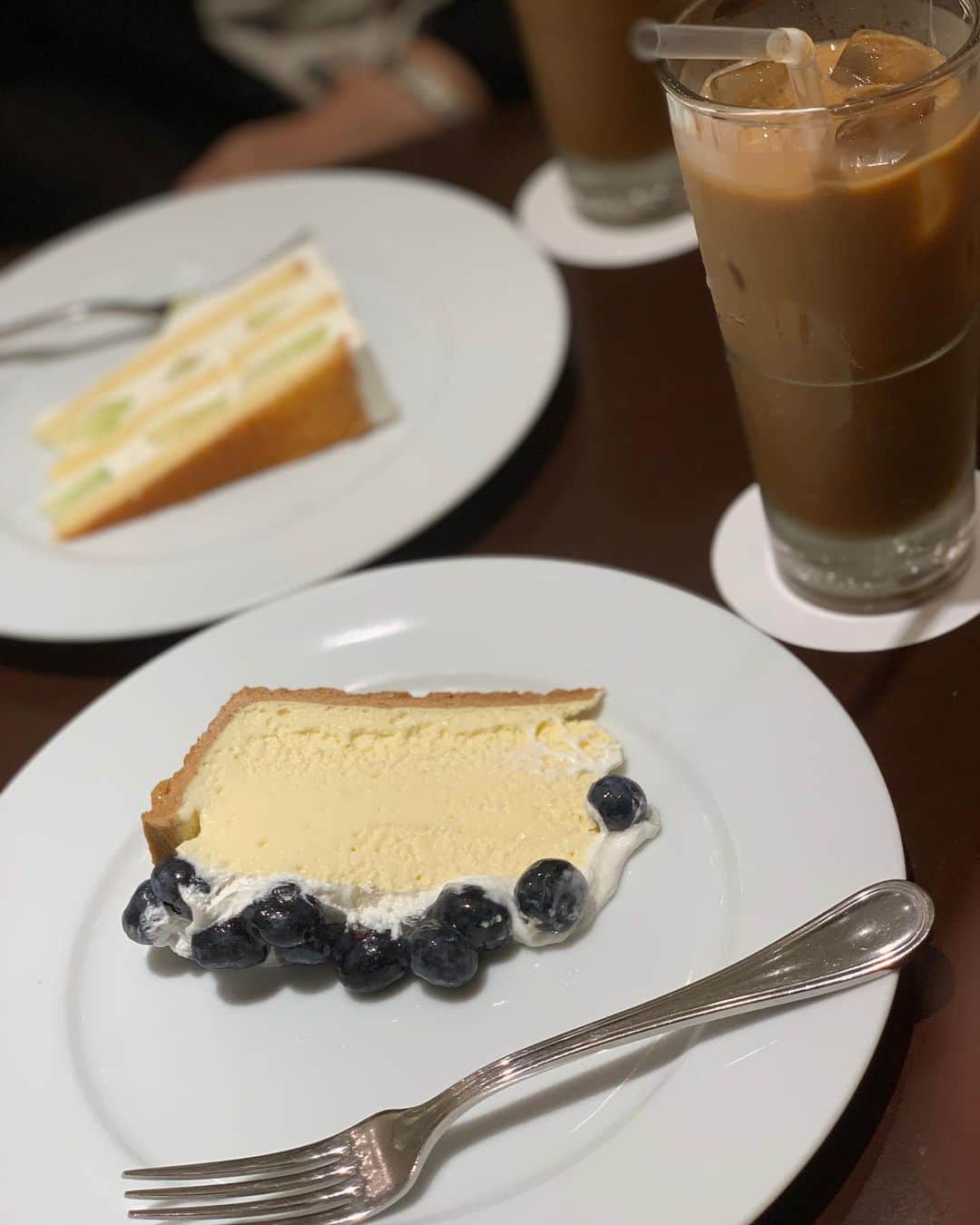 花田浩菜のインスタグラム：「#時差投稿 🍽 . . まだ妊娠中、つわりが終わったばかりの夏頃に母と行った#HARBS のケーキたち🎂❤️ ハーブス のケーキは定期的に食べたくなる！恋しい！！ ここ、サラダランチもボリュームたっぷりだし🥗コロナ終わったらまた大好きなハーブス のミルクレープを食べに行きたい…🍰❤️ 最近ケーキ食べてないからこれ見てたら食べたくなって🤤週末チーズケーキでも焼こうかな🧀❤️ . . 時間があるので過去の写真を整理していたらたくさん載せていない写真が出てきた😊📸ゴールデンウィークは旦那も休みになることだし、作ろう作ろうと思って作ってなかった息子&娘のアルバム作りでもしようかしら🙌🇦🇼 1人で2人見ている時は余裕なさすぎてよく鬼ババ化してしまう今日この頃ですが😭、この夏の写真くらいの息子からの成長が目覚ましすぎて、、過去の写真振り返ってたら今日は少しだけ優しい気持ちになれました❤️😊 明日は怒らず１日過ごしてあげれるとよいな😂🙌 子供がいる皆さんはお家で何して過ごしていますか？😊 . . #時差スタグラム #成長記録 #ママライフ #ハーブス #おうち時間の過ごし方 #2児ママ #2歳差兄妹 #2歳差育児  #赤ちゃんのいる生活 #男の子ママ #女の子ママ #happy #happydays」