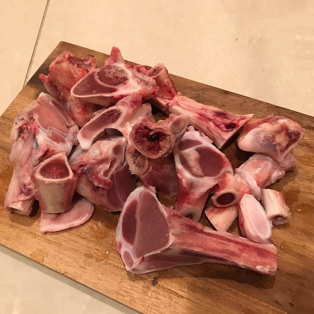 井脇幸江さんのインスタグラム写真 - (井脇幸江Instagram)「牧草牛の牛骨を取り寄せて、ボーンブロス作り。  届いた大きな骨を手にした時、そのパワーを感じ、命に感謝する気持ちになりました。  鶏の時は6〜12時間煮込みますから、この骨からたっぷりと栄養をいただくには、16〜20時間は必要かな？  穏やかな気持ちで、愛する人たちの身体を支えてね💓という気持ちを持って、くつくつ…とろ火で煮ています。  #ボーンブロス #牧草牛  #牛骨  #健康 #愛 #感謝 #スープ #井脇幸江」4月16日 20時49分 - yukie.iwaki