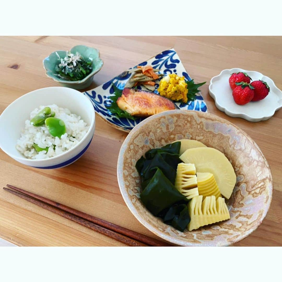 武田訓佳さんのインスタグラム写真 - (武田訓佳Instagram)「#たけだのおうち時間 #その8 ・ #春定食 🌸🌸 ・ ・ ✔️そら豆ご飯 お酒少しとお塩ひとつまみ🤏🏻💚 豆の香りがえんどう豆と桁違い！ とっても美味しくできたけど 意外とえんどう豆ご飯の方が好みかも💕 ✔️若竹煮 お出汁重視、お醤油などは気持ちだけ☺️ わかめは大きめカットが最近のヒット🤍 ✔️鮭の西京焼き 冷凍してあった🐟(ワスレテタ🤭) 付け合わせは塩麹きんぴらと かぼちゃサラダ🧡💛 カマンベールチーズと胡桃が相性🙆🏻‍♀️💮 ✔️春菊のおひたし🥬 ✔いちご️🍓🍓🍓 ・ ・ ふだんなら極力しないであろう 筍いちから調理😆😅🤍 スーパーで見つけて、おぉ春！ って思わず買っちゃったんだけど← アク抜き用のぬかも唐辛子も セットになって売ってて(500円くらい) ただただ茹でるだけだった🤍 ・ 落とし蓋持ってないので 筍の重さに負けないように…お皿🐷笑 1時間ぐらいアクとりながらコツコツ茹でて ひと晩ゆーーっくり休ませて🥱 若竹煮とバターソテーにへーんしん❤️ ・ 筍ご飯もしたかったけど 1本じゃ足りなかった。笑 まだ売ってるかな〜🥰🥰 ・ ・ ・ #ごはんや訓佳 #春 #👩🏻‍🍳 #🌸 #cooking #cookingram  #そら豆ごはん #若竹煮 #たけのこ #土鍋ごはん #kamacco #おうち時間 #🏡」4月16日 20時50分 - kunika0117