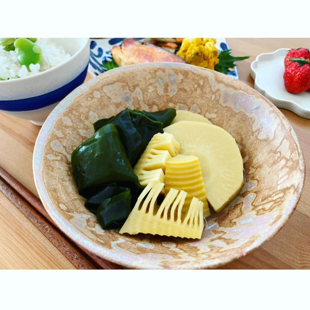 武田訓佳さんのインスタグラム写真 - (武田訓佳Instagram)「#たけだのおうち時間 #その8 ・ #春定食 🌸🌸 ・ ・ ✔️そら豆ご飯 お酒少しとお塩ひとつまみ🤏🏻💚 豆の香りがえんどう豆と桁違い！ とっても美味しくできたけど 意外とえんどう豆ご飯の方が好みかも💕 ✔️若竹煮 お出汁重視、お醤油などは気持ちだけ☺️ わかめは大きめカットが最近のヒット🤍 ✔️鮭の西京焼き 冷凍してあった🐟(ワスレテタ🤭) 付け合わせは塩麹きんぴらと かぼちゃサラダ🧡💛 カマンベールチーズと胡桃が相性🙆🏻‍♀️💮 ✔️春菊のおひたし🥬 ✔いちご️🍓🍓🍓 ・ ・ ふだんなら極力しないであろう 筍いちから調理😆😅🤍 スーパーで見つけて、おぉ春！ って思わず買っちゃったんだけど← アク抜き用のぬかも唐辛子も セットになって売ってて(500円くらい) ただただ茹でるだけだった🤍 ・ 落とし蓋持ってないので 筍の重さに負けないように…お皿🐷笑 1時間ぐらいアクとりながらコツコツ茹でて ひと晩ゆーーっくり休ませて🥱 若竹煮とバターソテーにへーんしん❤️ ・ 筍ご飯もしたかったけど 1本じゃ足りなかった。笑 まだ売ってるかな〜🥰🥰 ・ ・ ・ #ごはんや訓佳 #春 #👩🏻‍🍳 #🌸 #cooking #cookingram  #そら豆ごはん #若竹煮 #たけのこ #土鍋ごはん #kamacco #おうち時間 #🏡」4月16日 20時50分 - kunika0117